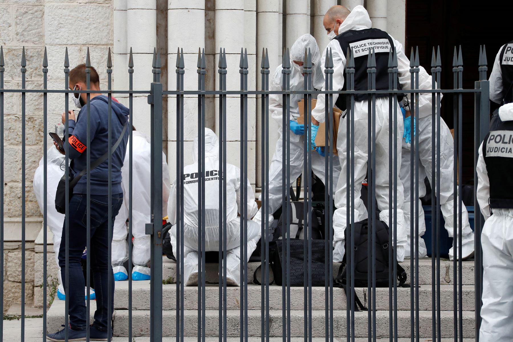 Agentes forenses franceses en la Basílica de Notre-Dame de Nice después de un ataque con cuchillo en Niza. Foto: AFP