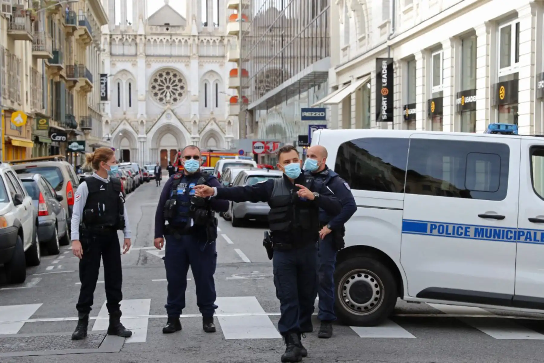 Policías franceses montan guardia en la calle que conduce a la Basílica de Notre-Dame de Nice después de un ataque con cuchillo en Niza. Foto: AFP