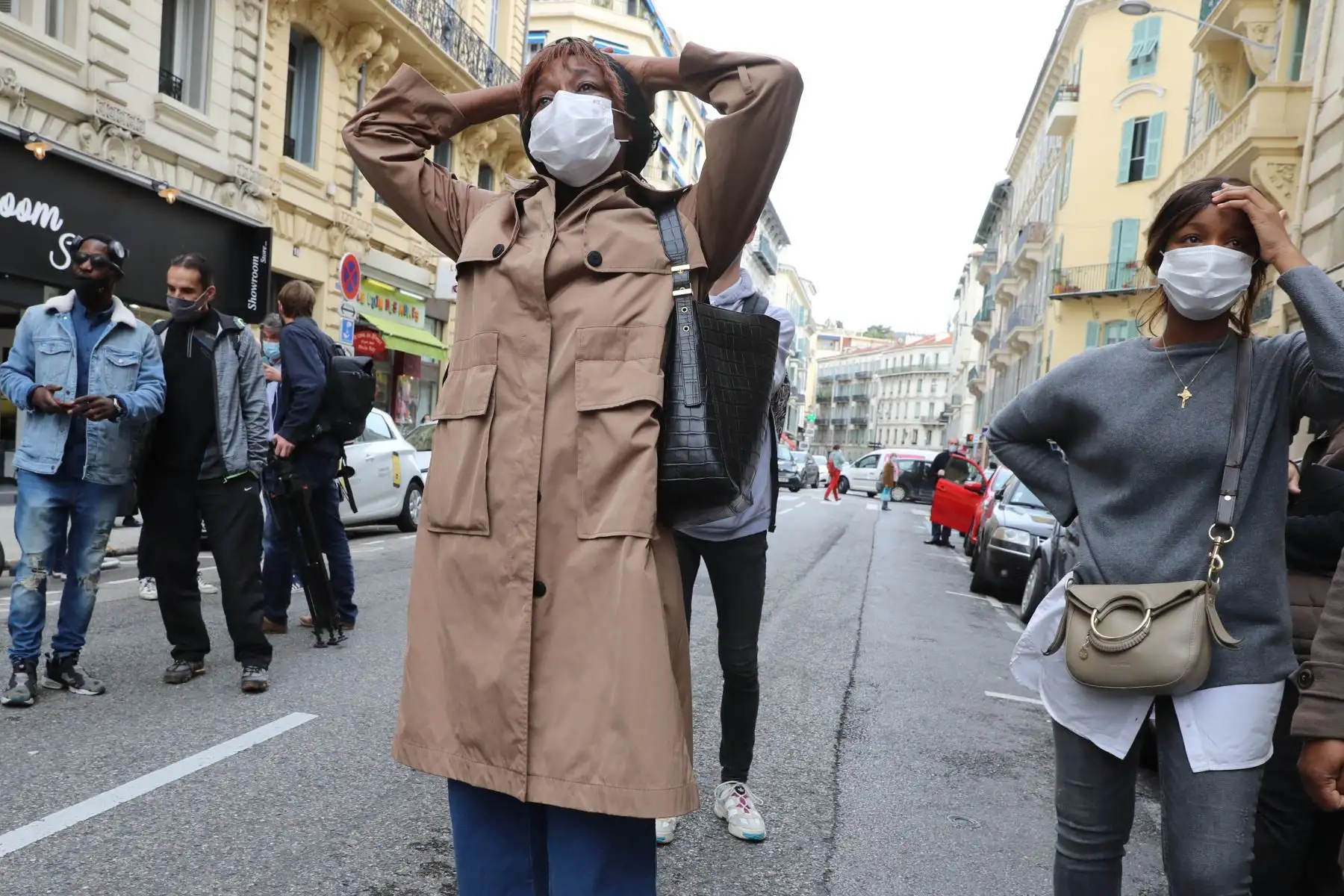 Un pariente del sacristán víctima de un ataque con cuchillo llora frente a la Basílica de Notre-Dame de Nice en Niza. Foto: AFP