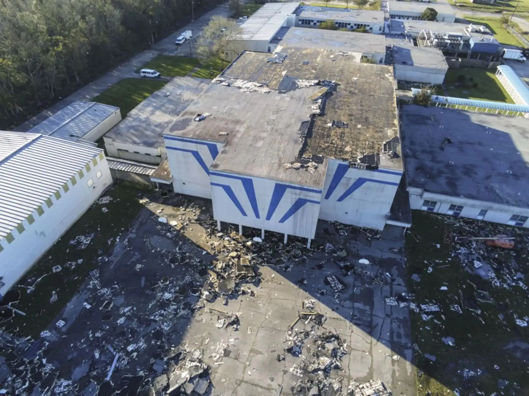 Foto de un dron del daño a la escuela secundaria St Bernard después del huracán Zeta, en St Bernard. Un récord de siete huracanes azotaron la costa del golfo en y provocaron una destrucción prolongada en Luisiana. Foto:AFP