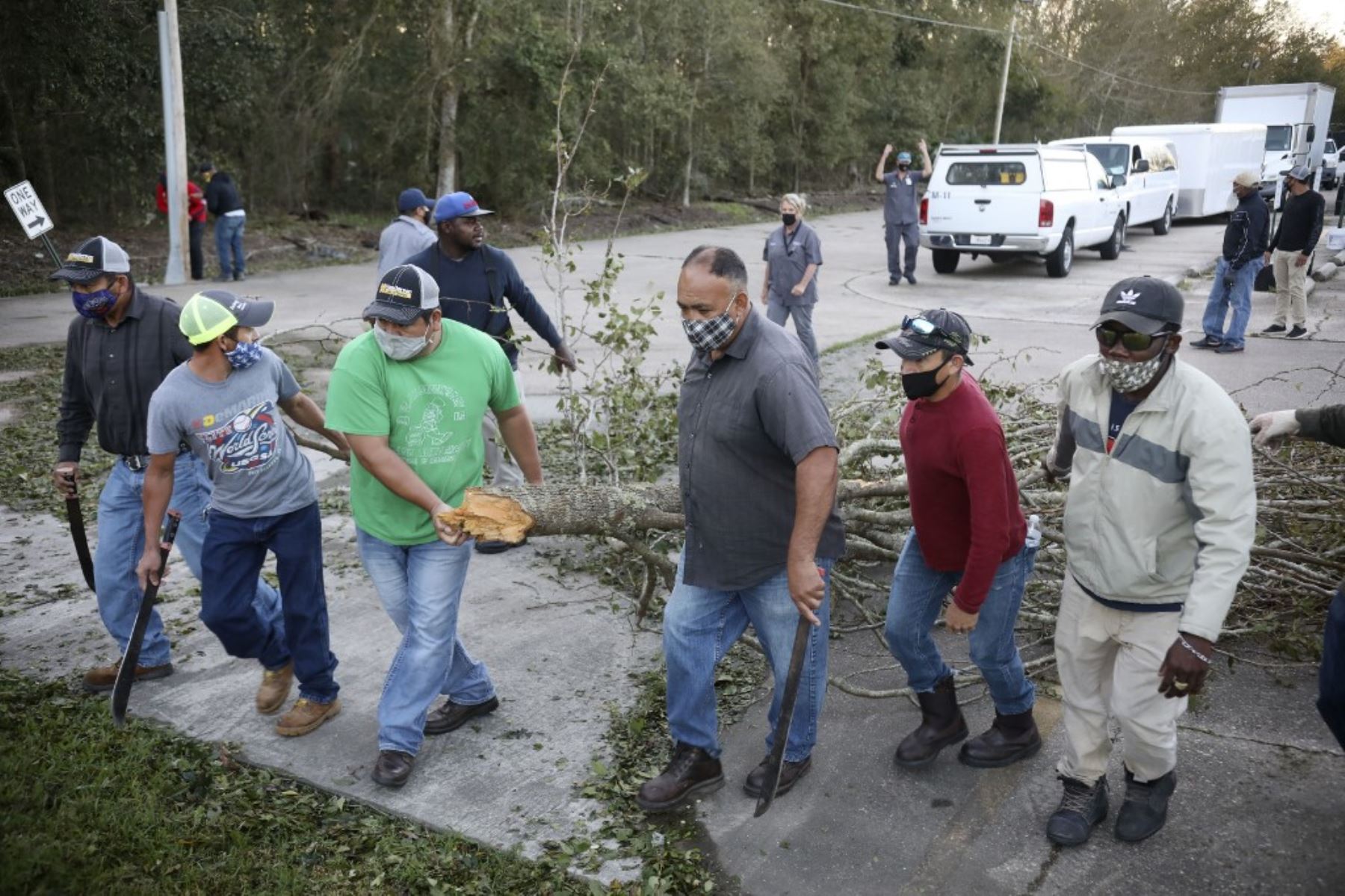 Los trabajadores limpian los escombros del huracán Zeta en la escuela secundaria St Bernard en St Bernard Luisiana.Foto:AFP