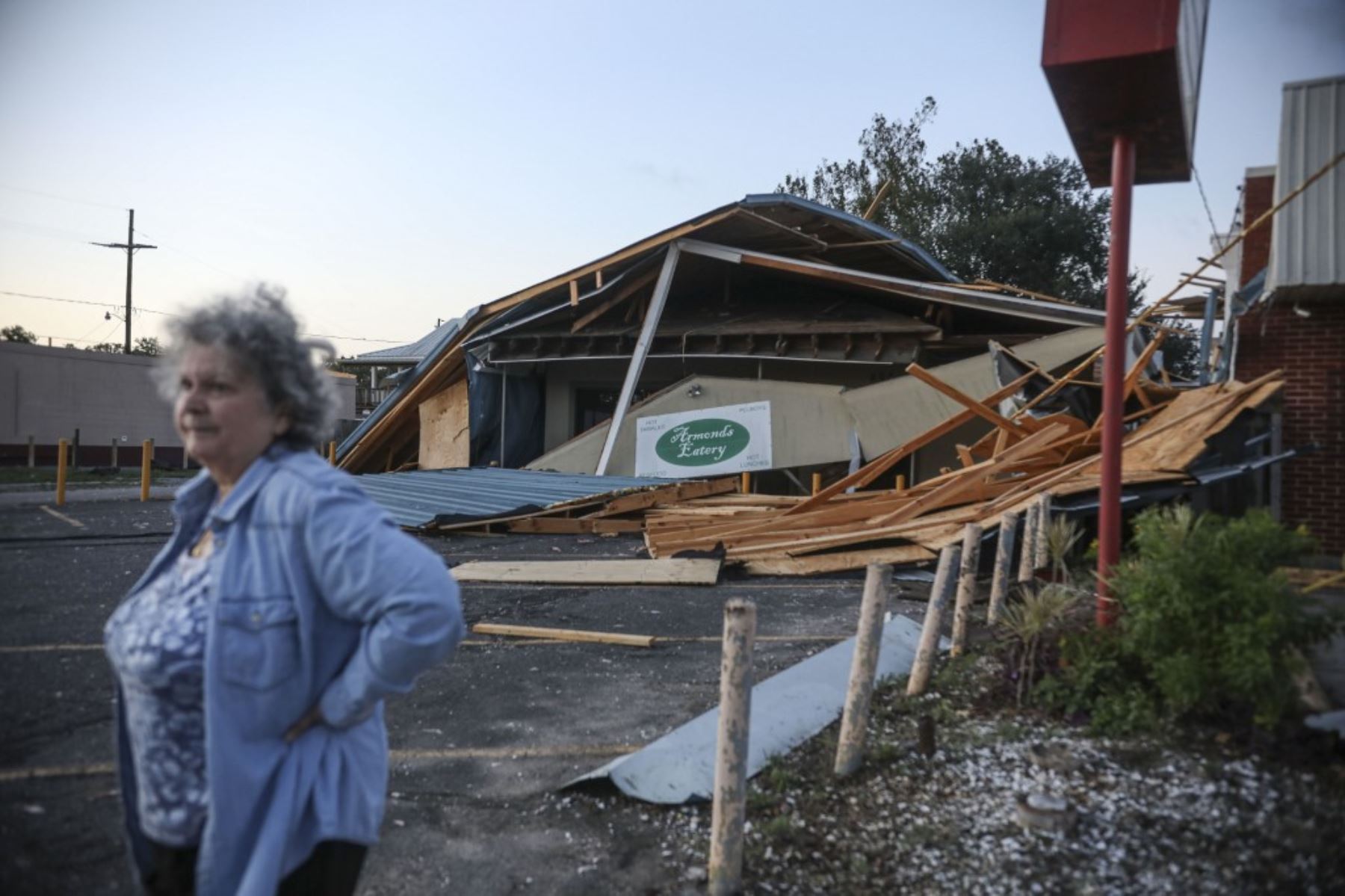 Una mujer se para frente a un restaurante destruido después del huracán Zeta, en Chalmette Luisiana. Foto:AFP