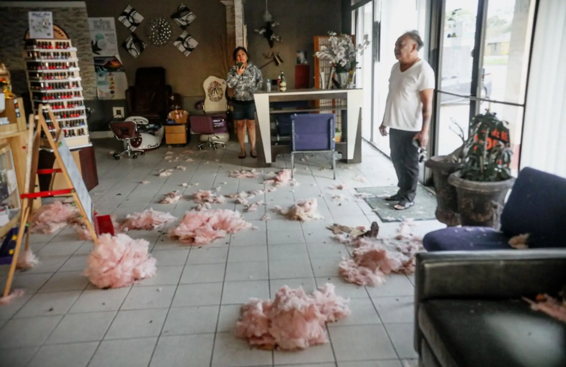 Tom Nguyn examina los daños en su salón de manicura después del huracán Zeta, en Chalmette Luisiana.Foto:AFP