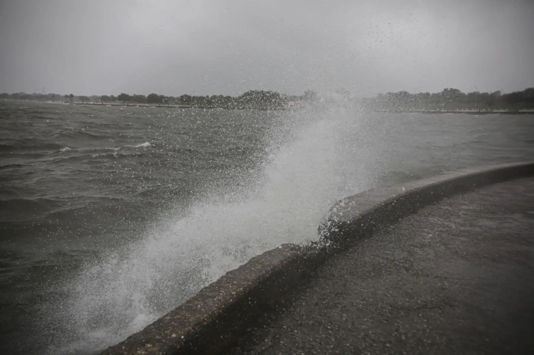 La marejada ciclónica golpea las orillas del lago Pontchartrain cuando el huracán Zeta toca tierra, en Nueva Orleans, Luisiana. Foto:AFP
