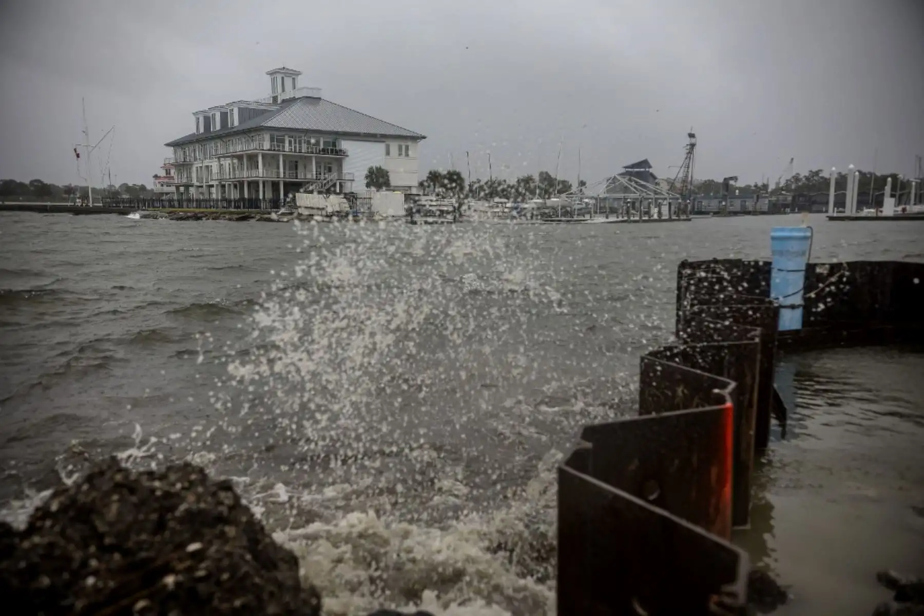 La marejada ciclónica golpea las orillas del lago Pontchartrain cuando el huracán Zeta toca tierra, en Nueva Orleans, Luisiana.Foto:AFP