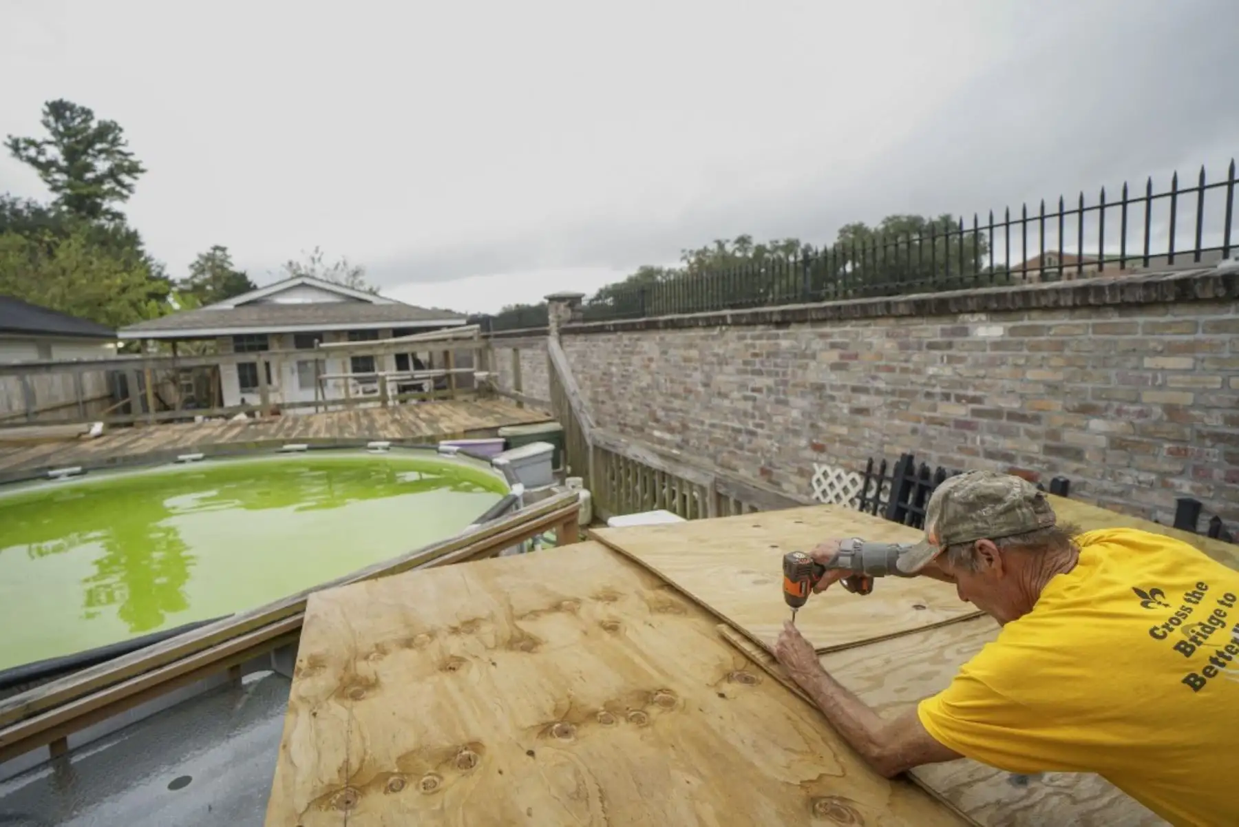 Will Schwander atornilla un refugio de madera contrachapada para proteger los muebles del patio cuando se acerca el huracán Zeta  en Arabi Luisiana.Foto:AFP