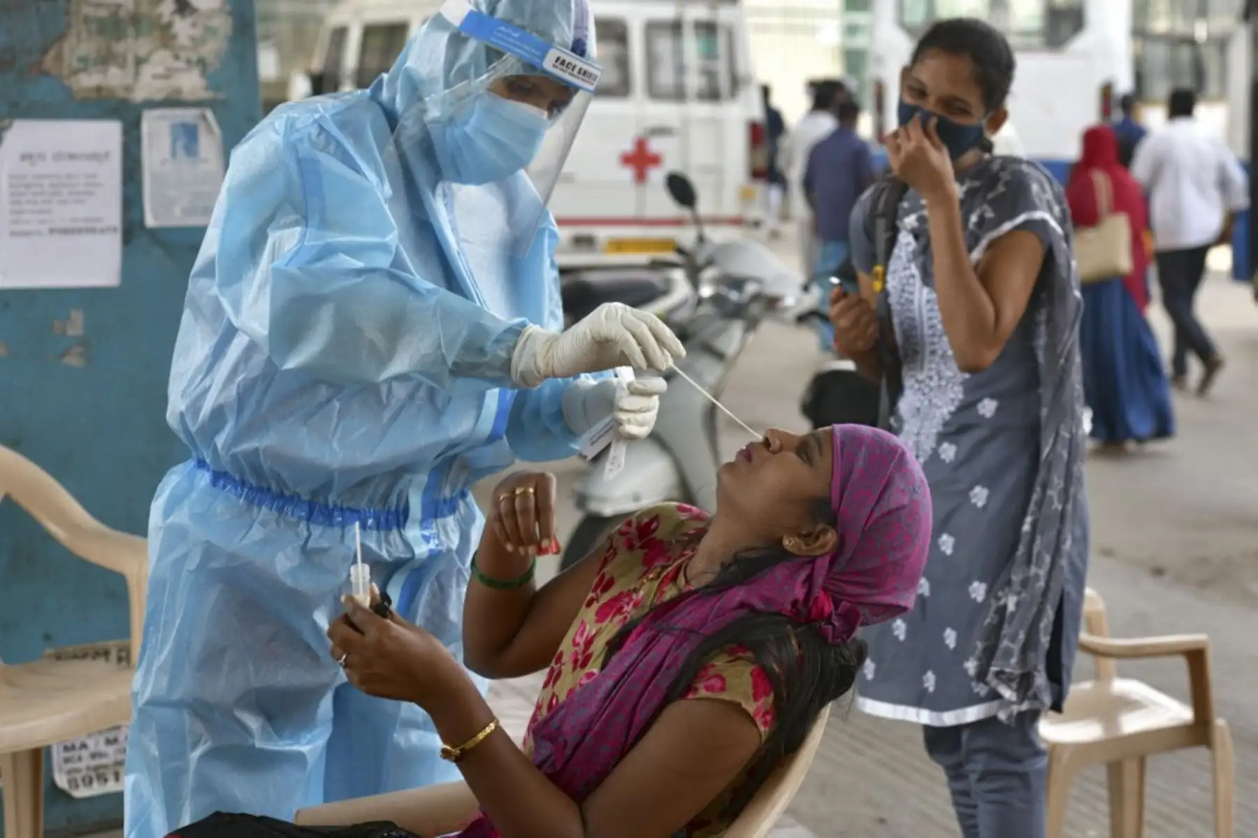 Prueba de hisopo en una mujer en la clínica móvil de pruebas de covid-19 en una parada de autobús en Bangalore. Foto:AFP