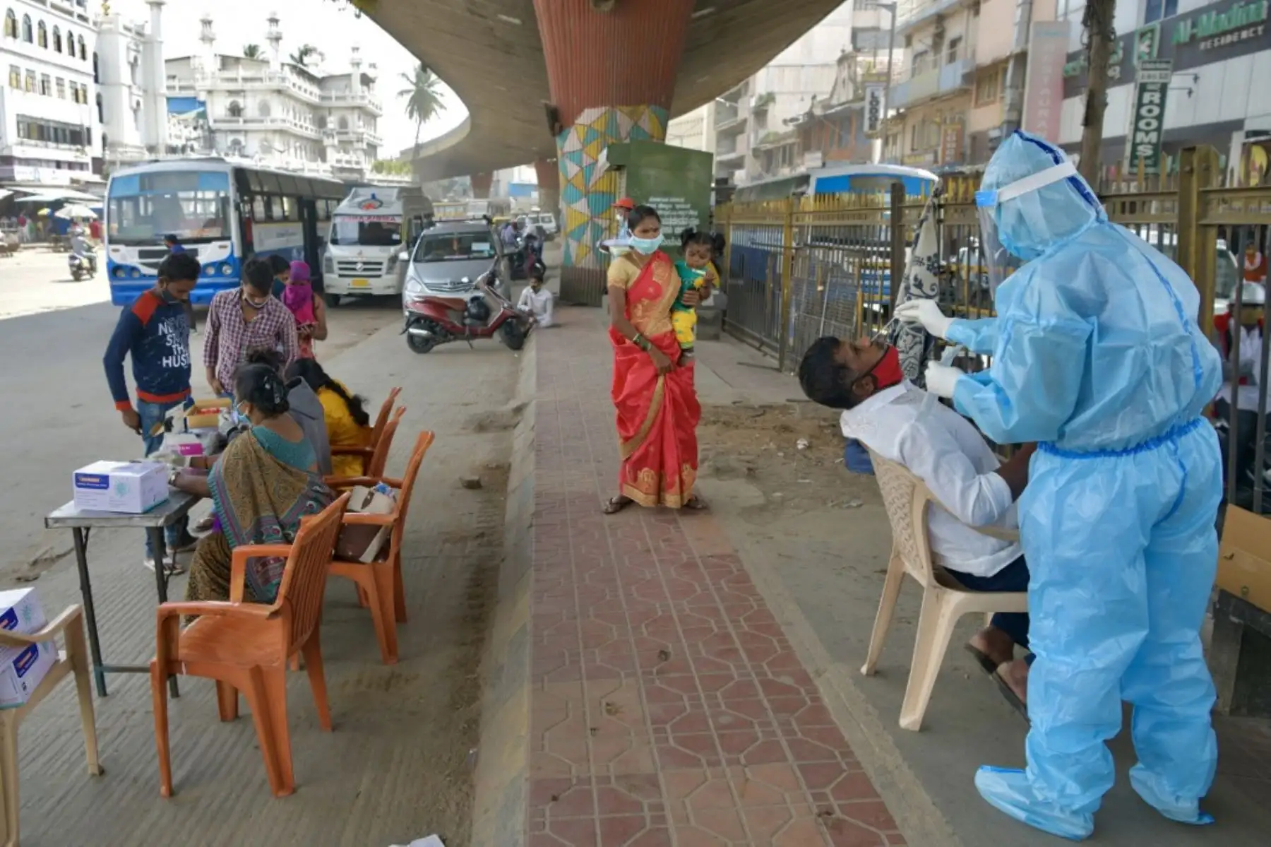Un trabajador de la salud realiza una prueba de hisopo en Bangalore. Foto:AFP