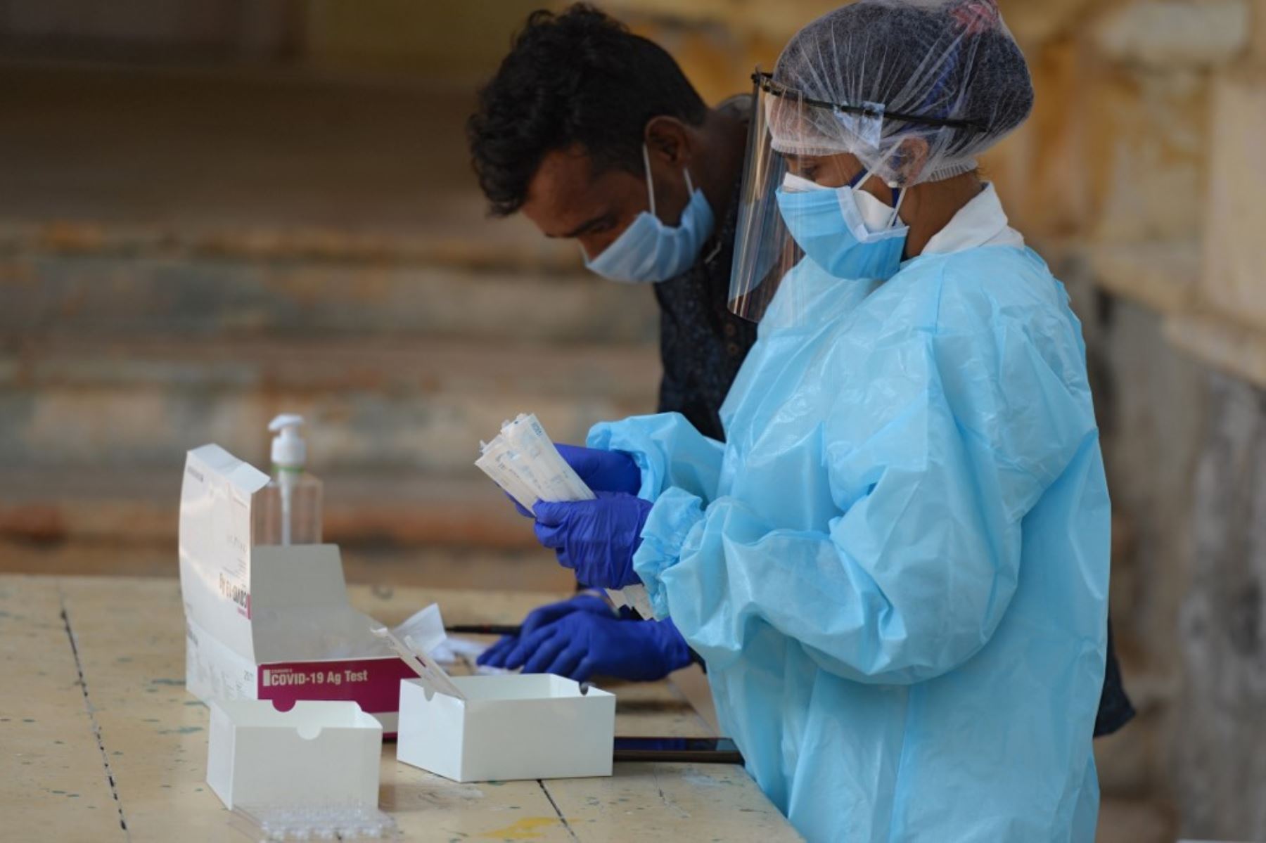 Trabajadores de la salud se preparan para recolectar muestras de hisopos de los residentes para realizar la prueba del covid-19 en el centro de recolección de muestras en Hyderabad.Foto:AFP