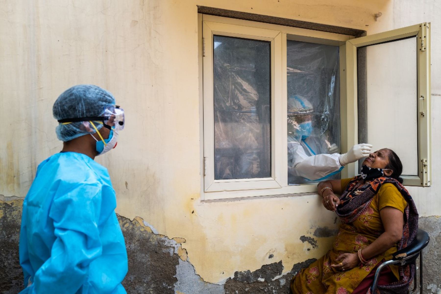 Un trabajador médico toma una muestra de hisopo de una mujer en un sitio de detección de covid-19 en Nueva Delhi .Foto:AFP