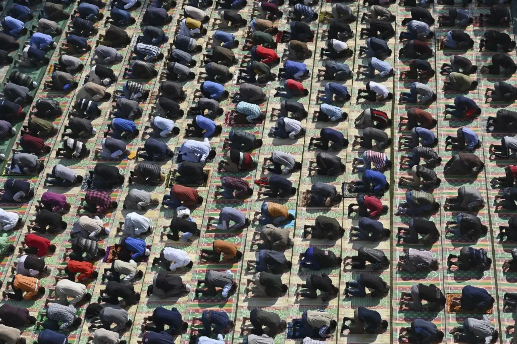 Musulmanes de Cachemira ofrecen oraciones de los viernes a orillas del río Jhelum mientras mantienen el distanciamiento social como medida preventiva contra el coronavirus, en Srinagar. Foto: AFP