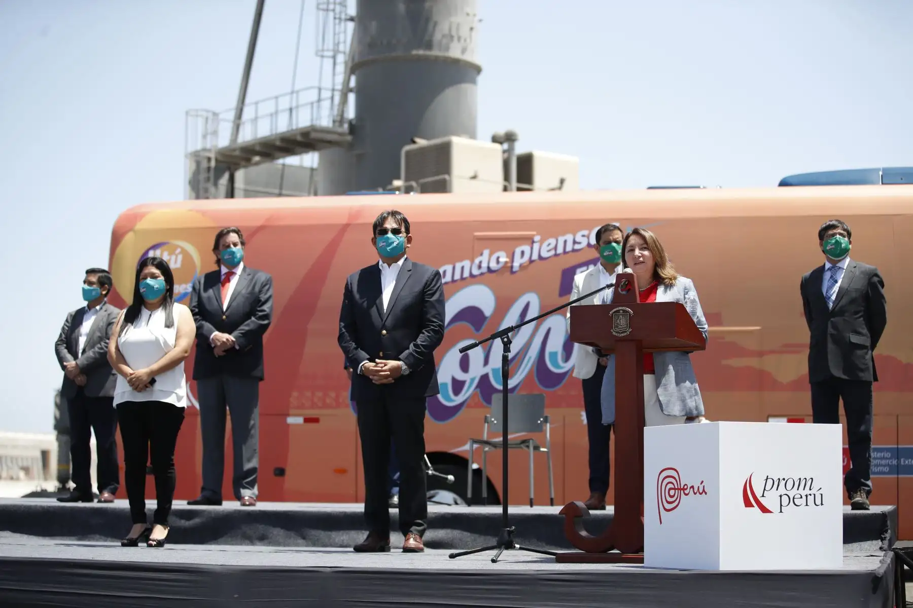 Autoridades encabezadas por la Ministra de Turismo y Comercio Exterior, Rocío Barrios, participan del izado de la bandera Marca Perú en el BAP Unión, con el objetivo de promover un turismo responsable en Paracas. Foto: ANDINA/ Juan Carlos Guzmán