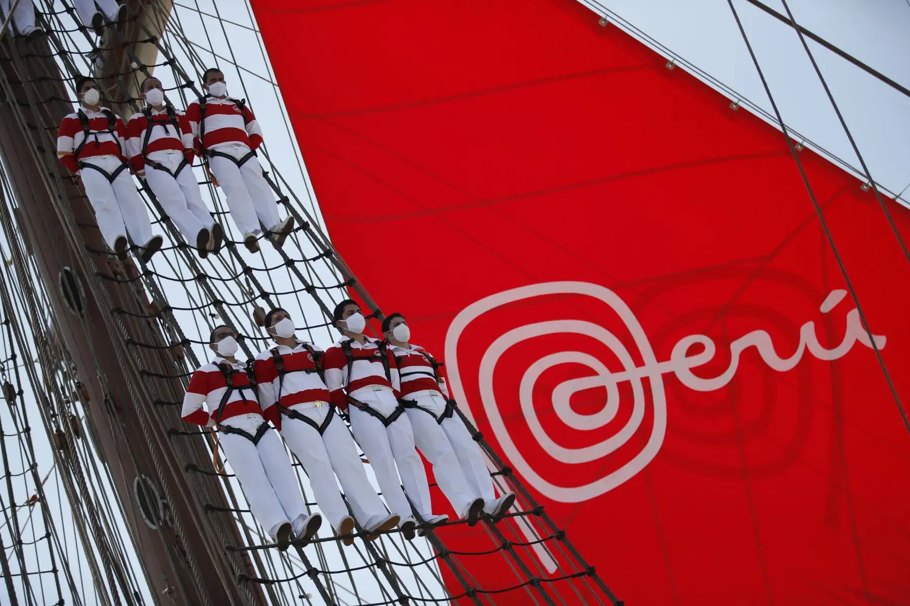 Izado de la bandera Marca Perú en el BAP Unión, con el objetivo de promover un turismo responsable en Paracas. Foto: ANDINA/ Juan Carlos Guzmán