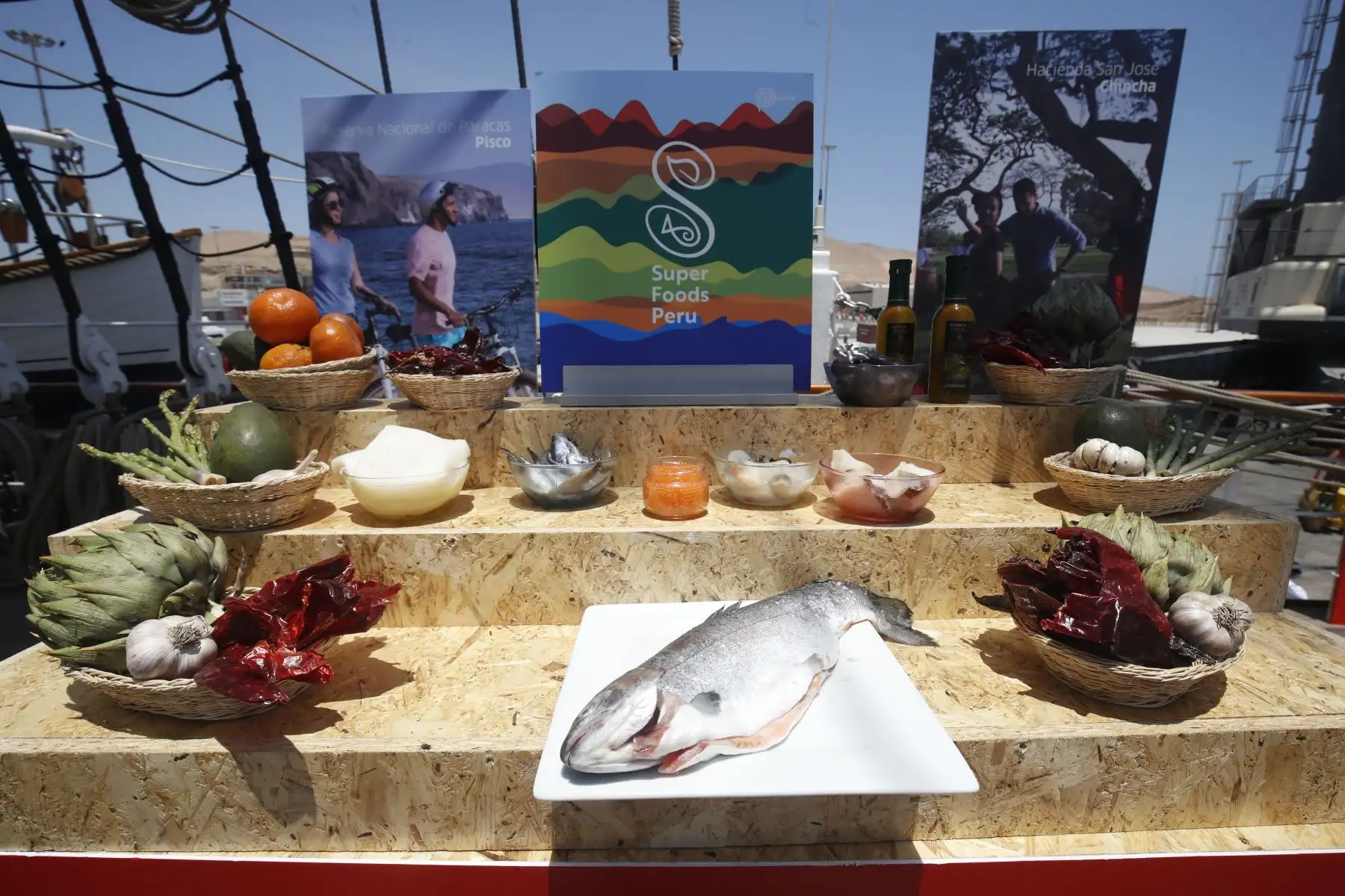 Productos que se exhiben en el BAP Unión, con el objetivo de promover un turismo responsable en Paracas. Foto: ANDINA/ Juan Carlos Guzmán