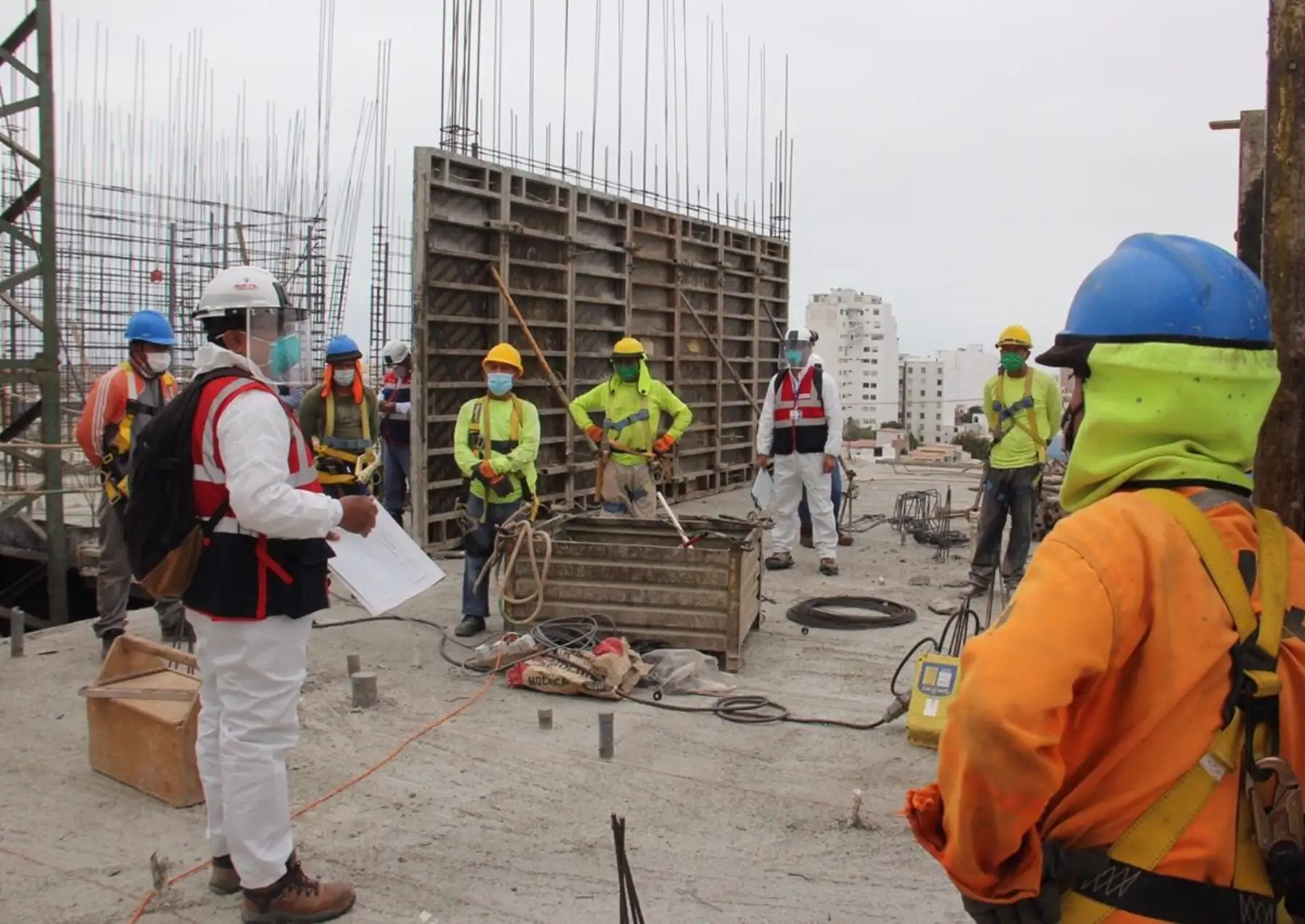Inspectores de Sunafil salvan la vida a 21 trabajadores expuestos a riesgo de caída en un proyecto inmobiliario que se ejecuta en Trujillo. ANDINA/Difusión
