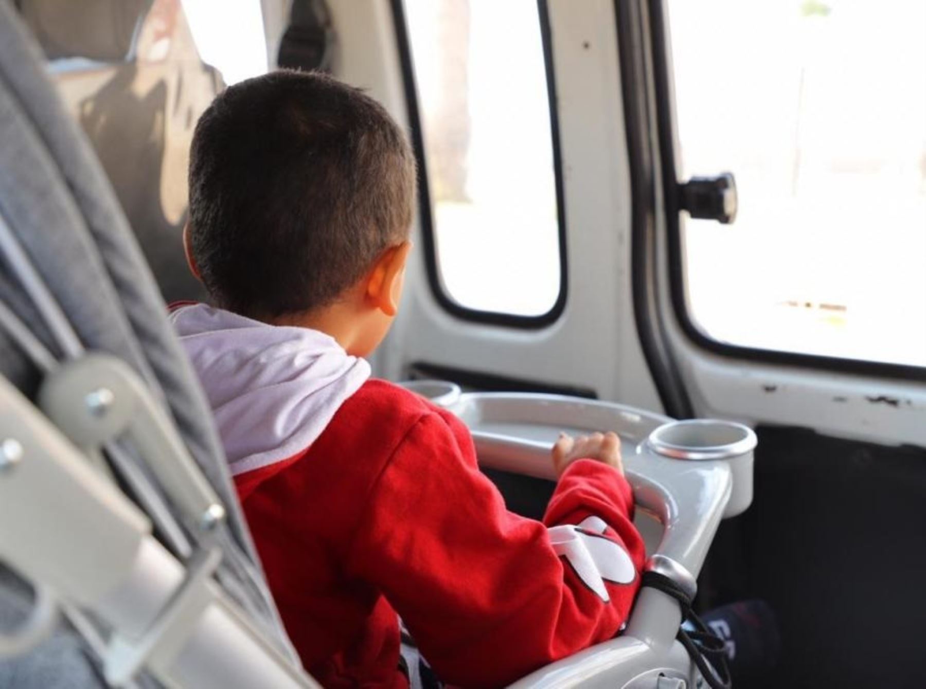 Noé, un niño de solo 4 años de edad, viaja a Lima para recibir atención médica. El menor pade de malformación en los dedos de las manos y pies, y otras enfermedades.