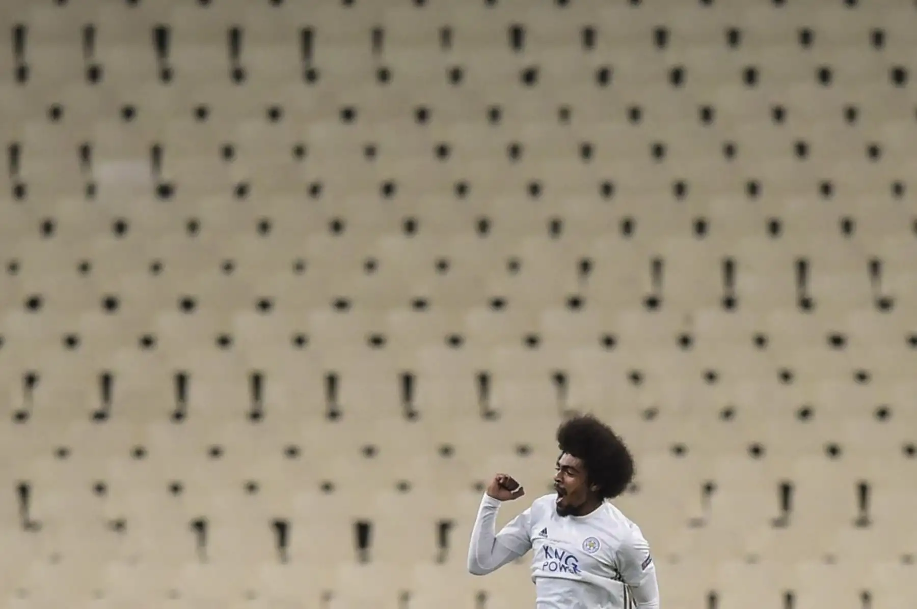 El jugador del Leicester,  Hamza Choudhury, celebra tras anotar un gol en el partido por la Copa UEFA. Foto: AFP