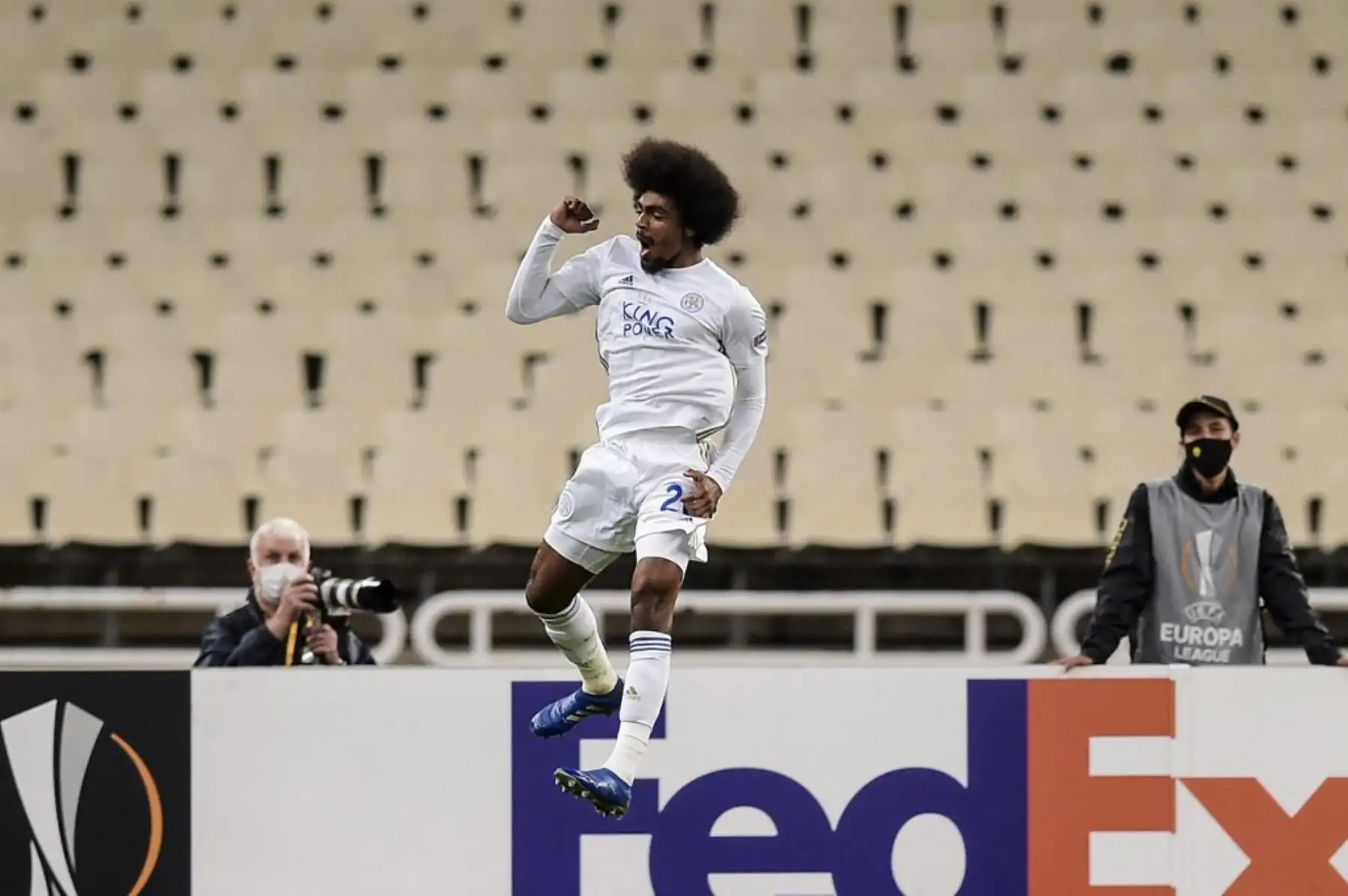 El jugador del Leicester,  Hamza Choudhury, celebra tras anotar un gol en el partido por la Copa UEFA. Foto: AFP