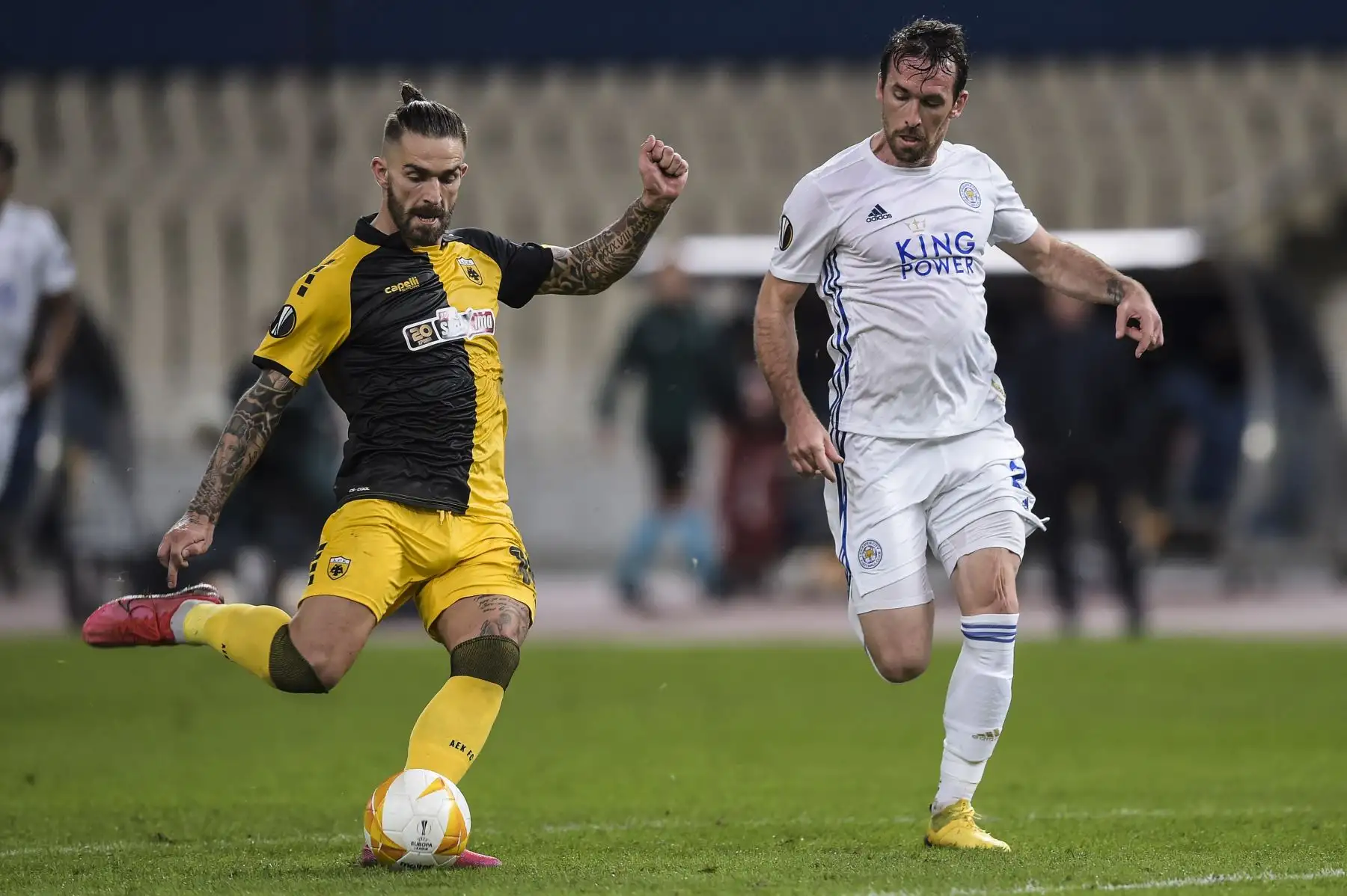 El delantero del AEK, Marko Livaka, disputa el balón con Christian Fuchs en el partido por la Copa UEFA entre el AEK Atenas y Leicester jugado en Atenas. Foto: AFP