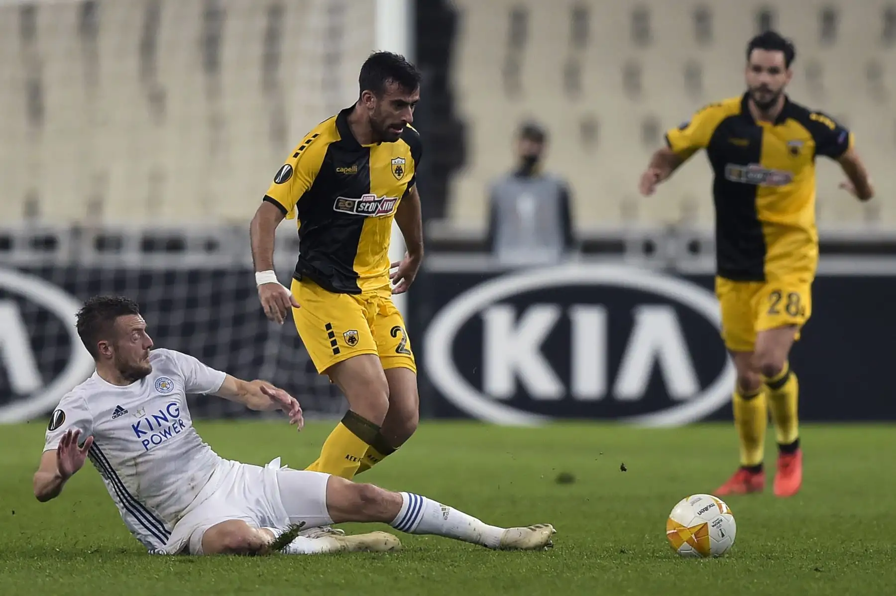El jugador del AEK, Cengiz Under disputa el balón con Michalis Bakakis en el partido por la Copa UEFA entre el AEK Atenas y Leicester jugado en Atenas. Foto: AFP