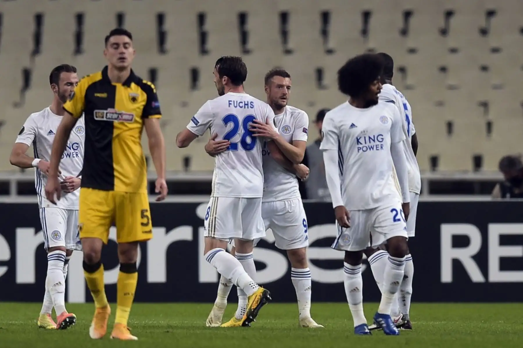 El delantero del a Leicester, Jamie Vardy, celebra con sus compañeros luego de anotar un gol ante el AEK