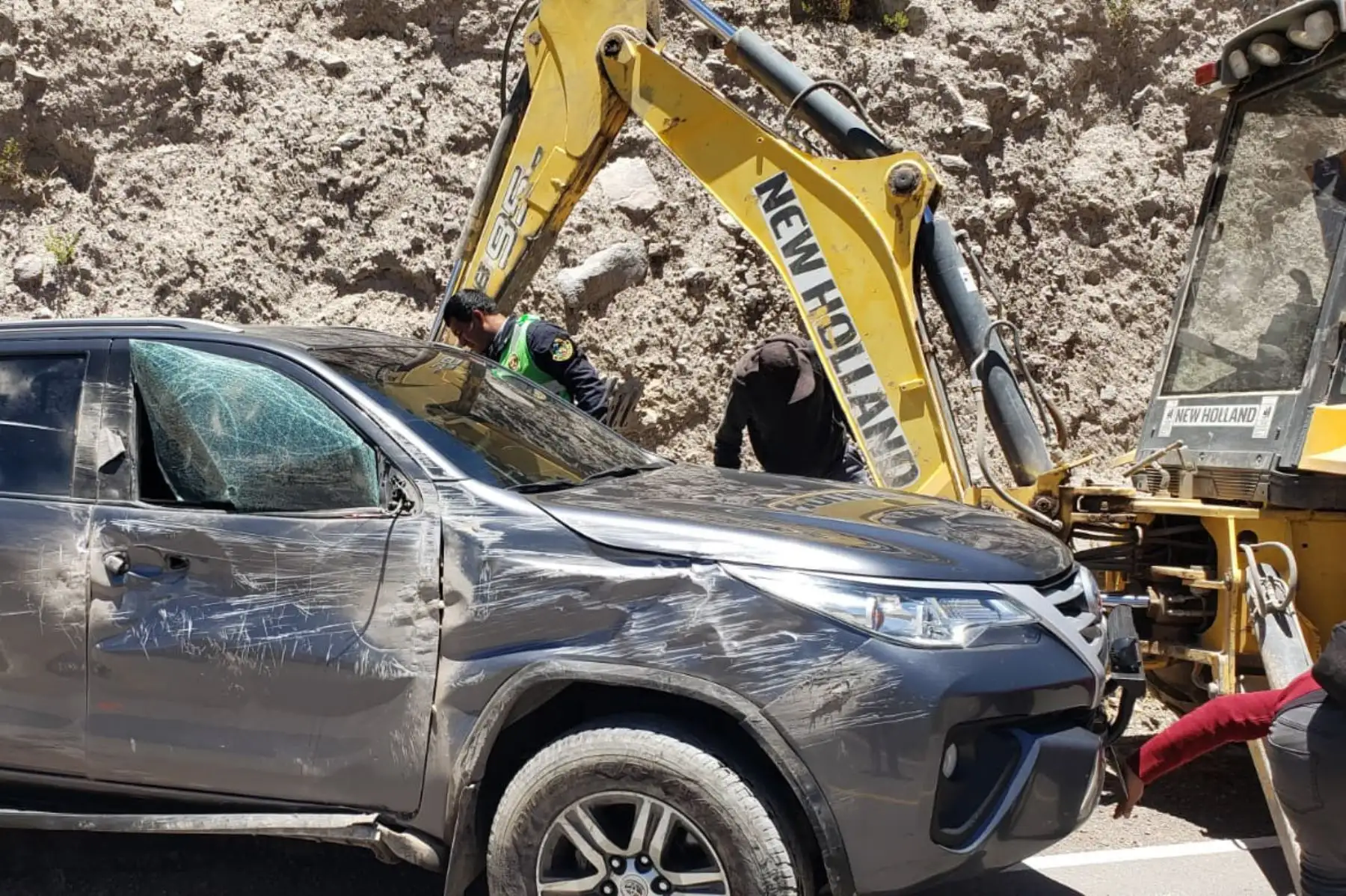 La camioneta de placa V8V-520, en que viajaba el congresista por Arequipa Edgar Alarcón se despistó cuando se dirigía a Callalli. Foto: ANDINA/Difusión