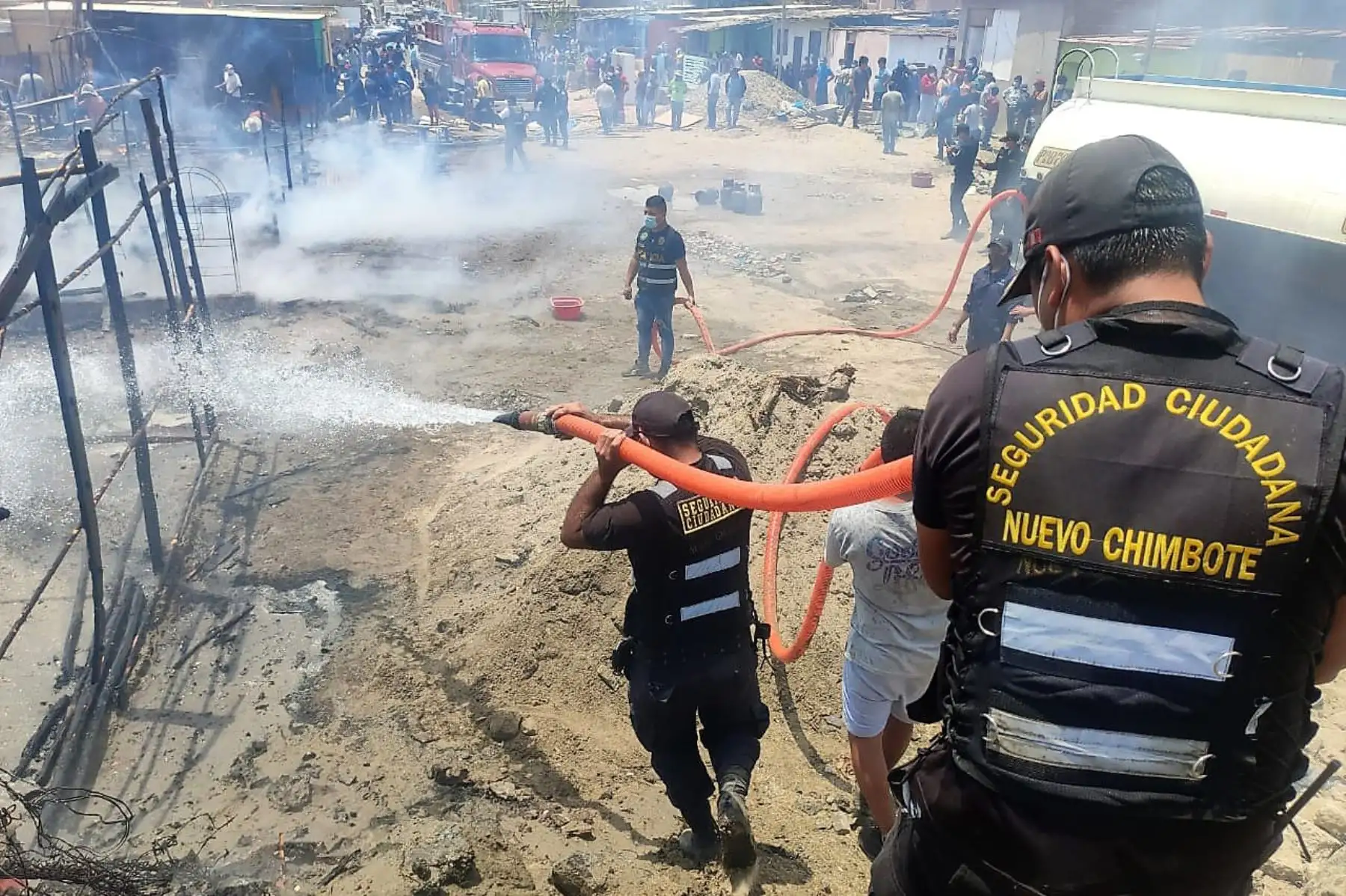 Varias viviendas destruidas dejó hoy un voraz incendio en el distrito de Nuevo Chimbote, en la zona costera de la región Áncash. ANDINA/Difusión