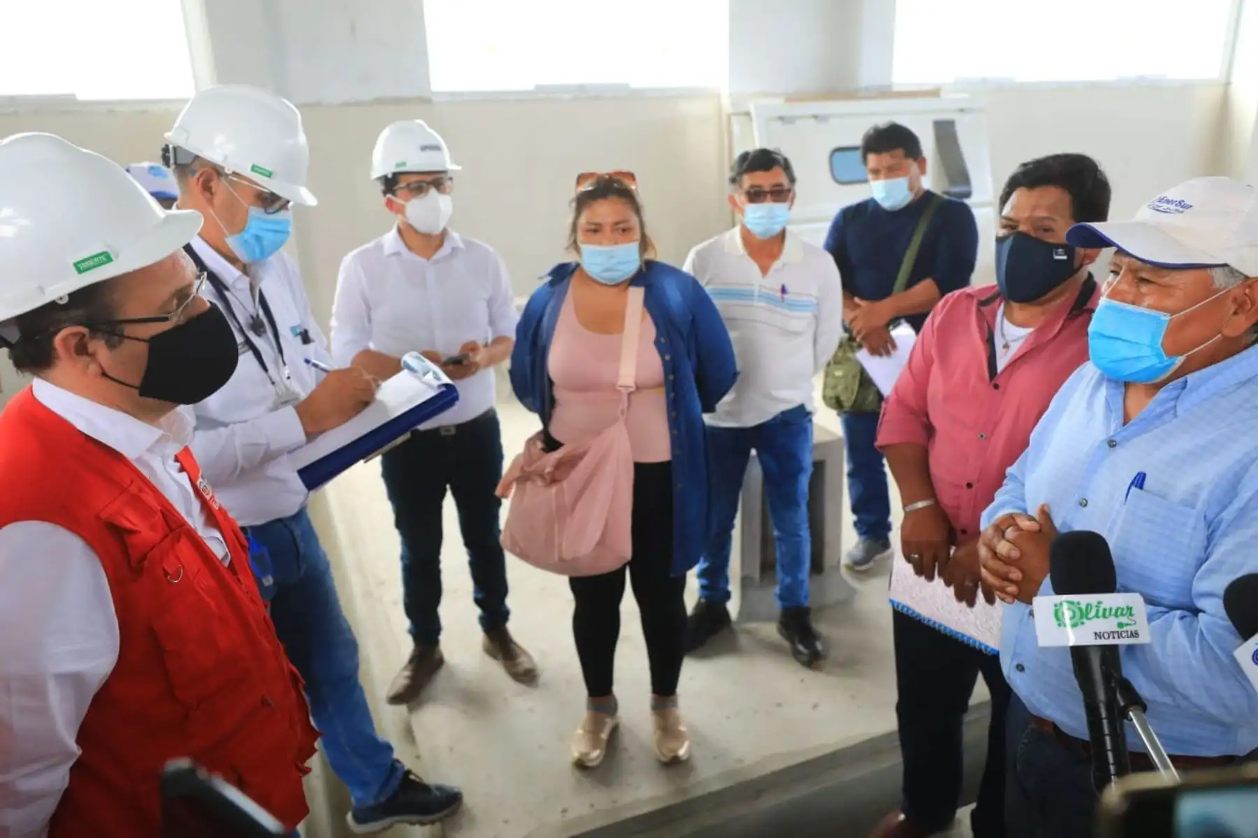 El ministro José Salardi, junto al jefe del FONDEPES, Alvaro Reinoso, y el presidente ejecutivo del Sanipes Peru, Johnny Marchán, llegó al DPA de Ilo, a fin de realizar una visita técnica por sus instalaciones y las obras de mejoramiento de sus servicios. Foto: Produce