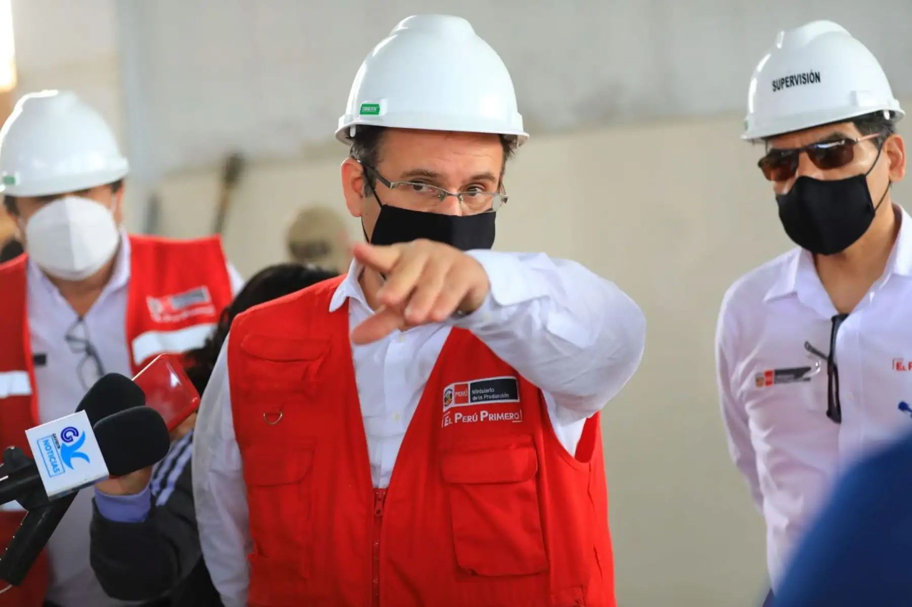 El ministro José Salardi, junto al jefe del FONDEPES, Alvaro Reinoso, y el presidente ejecutivo del Sanipes Peru, Johnny Marchán, llegó al DPA de Ilo, a fin de realizar una visita técnica por sus instalaciones y las obras de mejoramiento de sus servicios. Foto: Produce
