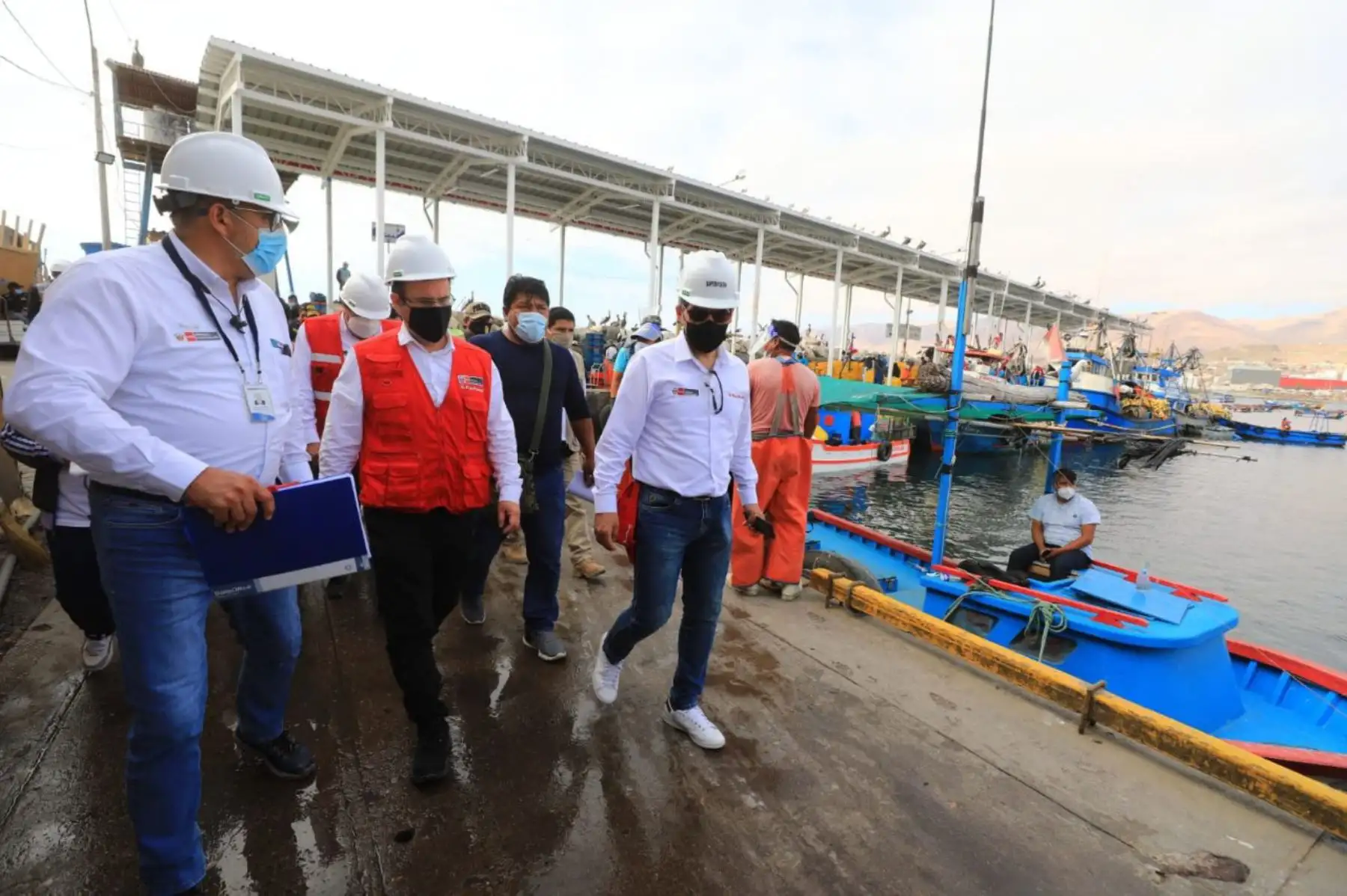 El ministro José Salardi, junto al jefe del FONDEPES, Alvaro Reinoso, y el presidente ejecutivo del Sanipes Peru, Johnny Marchán, llegó al DPA de Ilo, a fin de realizar una visita técnica por sus instalaciones y las obras de mejoramiento de sus servicios. Foto: Produce