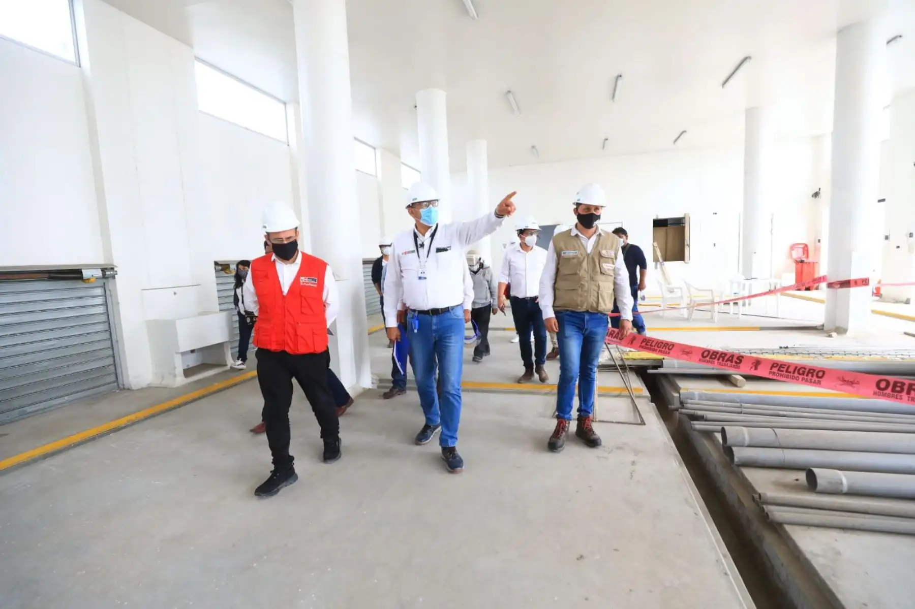 El ministro José Salardi, junto al jefe del FONDEPES, Alvaro Reinoso, y el presidente ejecutivo del Sanipes Peru, Johnny Marchán, llegó al DPA de Ilo, a fin de realizar una visita técnica por sus instalaciones y las obras de mejoramiento de sus servicios. Foto: Produce