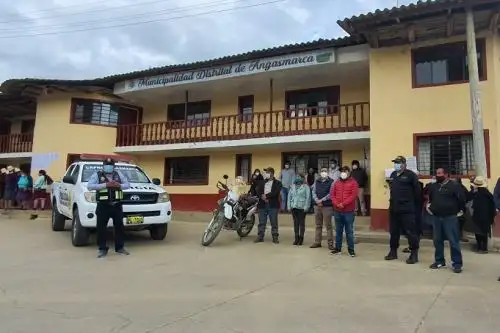 En La Libertad, autoridades municipales entregaron un patrullero y una motocicleta a la comisaría de Angasmarca para reforzar las tareas de seguridad ciudadana.