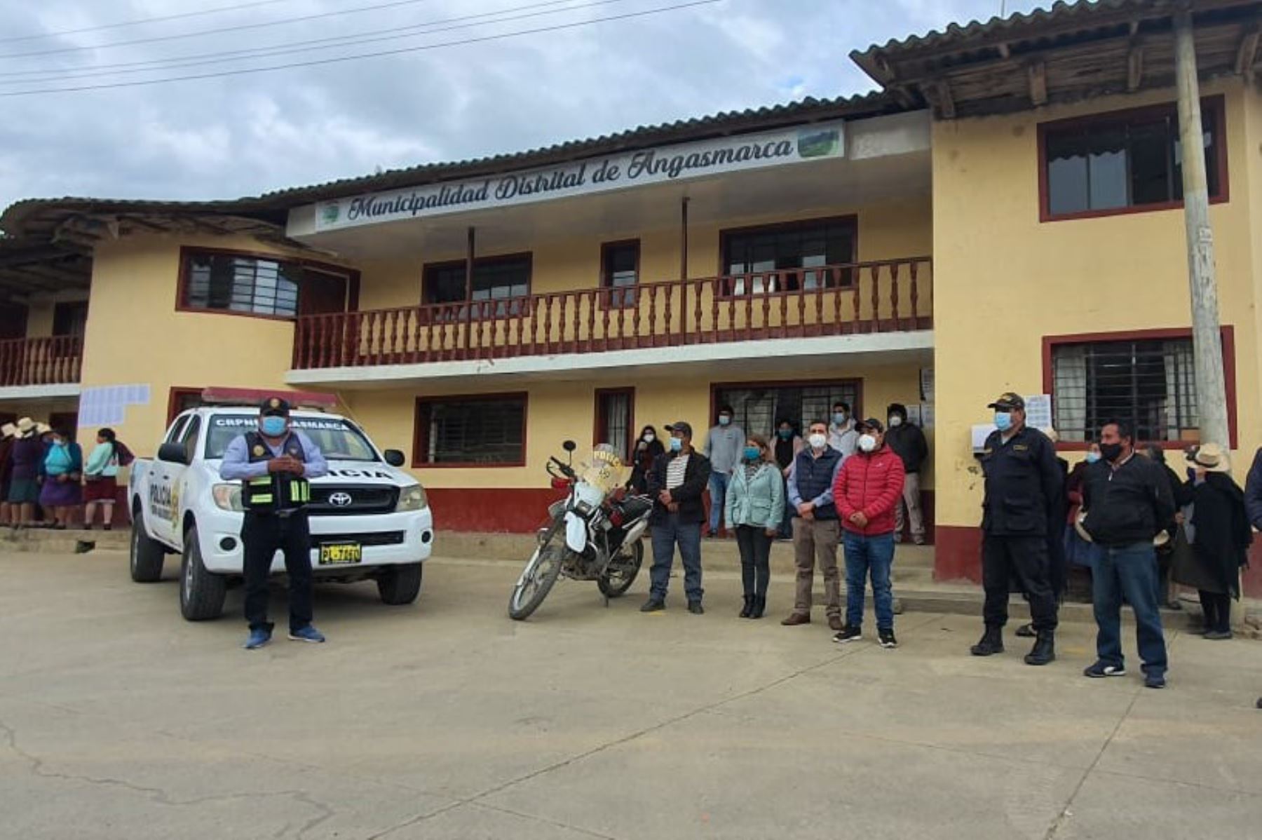 En La Libertad, autoridades municipales entregaron un patrullero y una motocicleta a la comisaría de Angasmarca para reforzar las tareas de seguridad ciudadana.