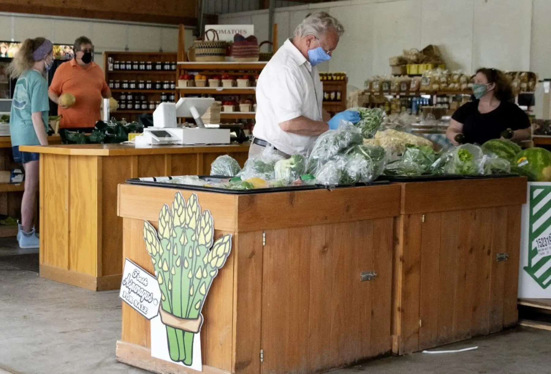 En esta foto de archivo tomada, los clientes compran productos locales en Godfrey