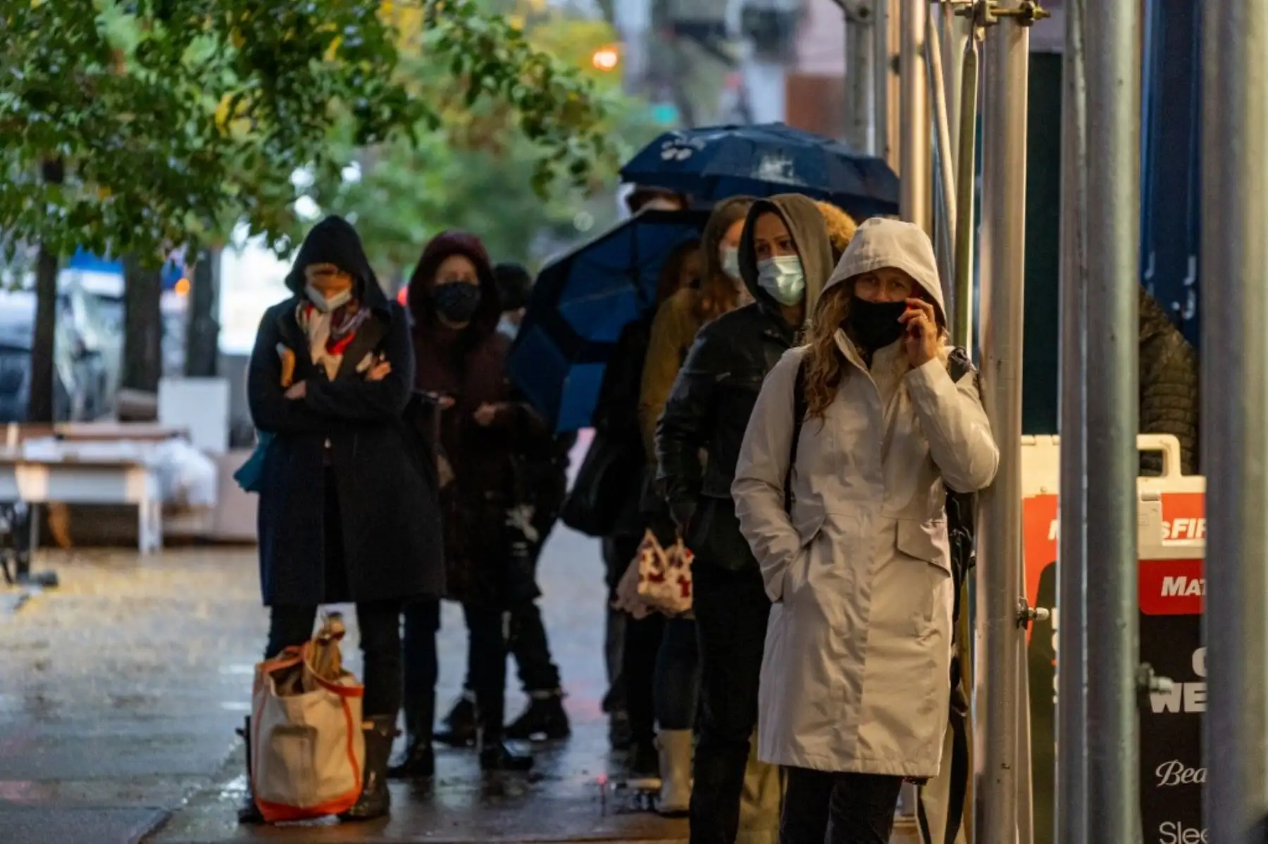 Las personas hacen fila fuera de CityMd para las pruebas de Covid-19 el 29 de octubre de 2020 en la ciudad de Nueva York. Foto: AFP