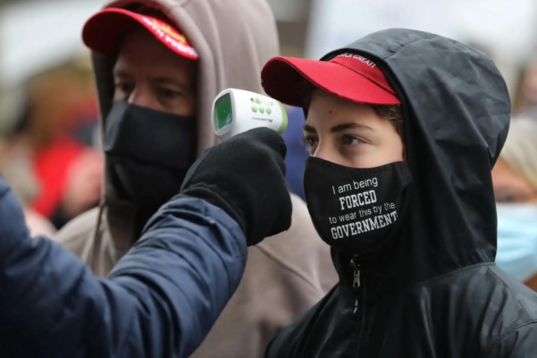 A los partidarios del presidente de los Estados Unidos, Donald Trump, se les toma la temperatura como precaución contra el coronavirus antes de asistir a un mitin de campaña en el Aeropuerto Internacional de la Región Capital. Foto: AFP