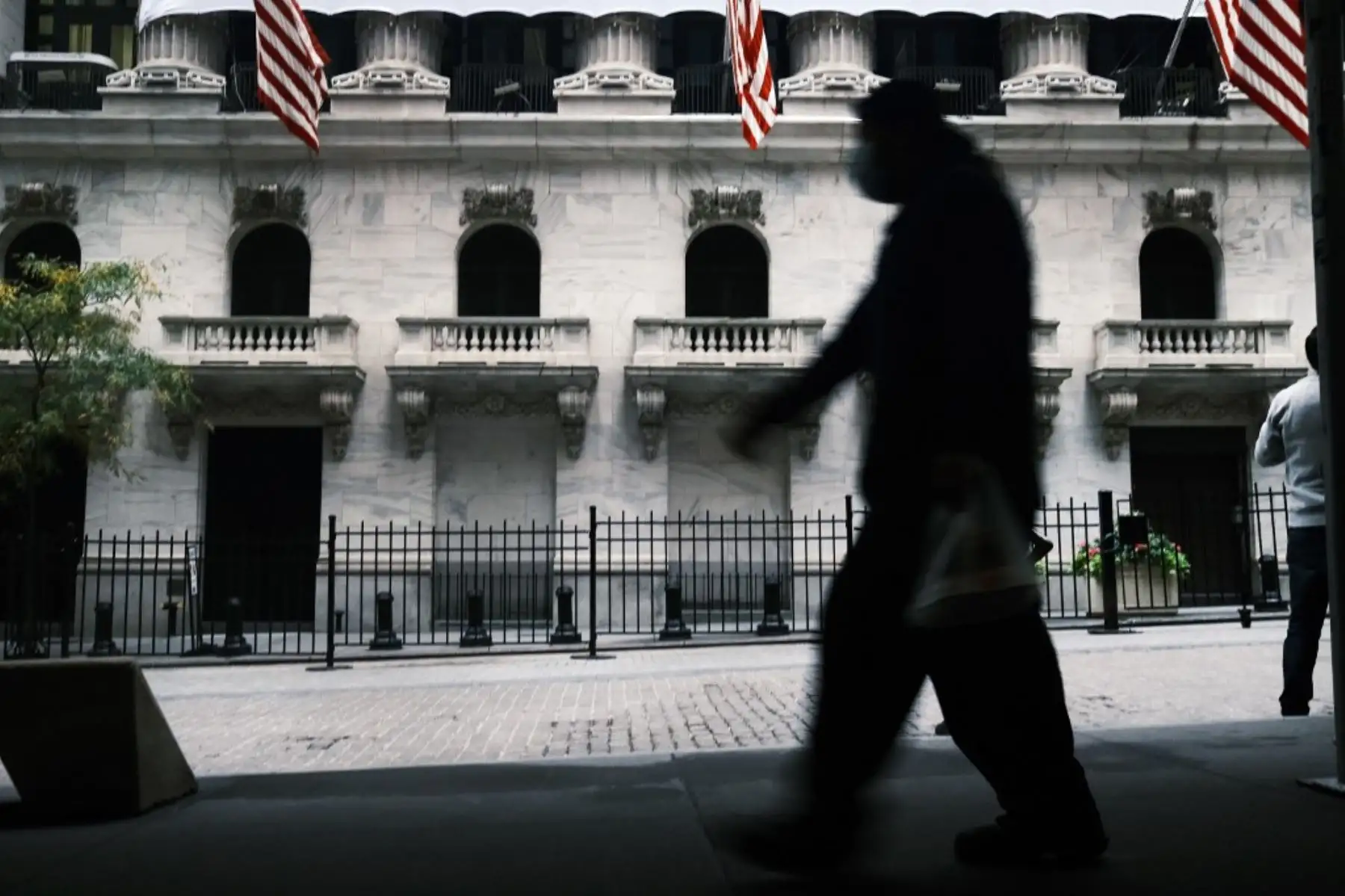 La gente camina por la Bolsa de Valores de Nueva York (NYSE) en el distrito financiero de Manhattan. Foto: AFP