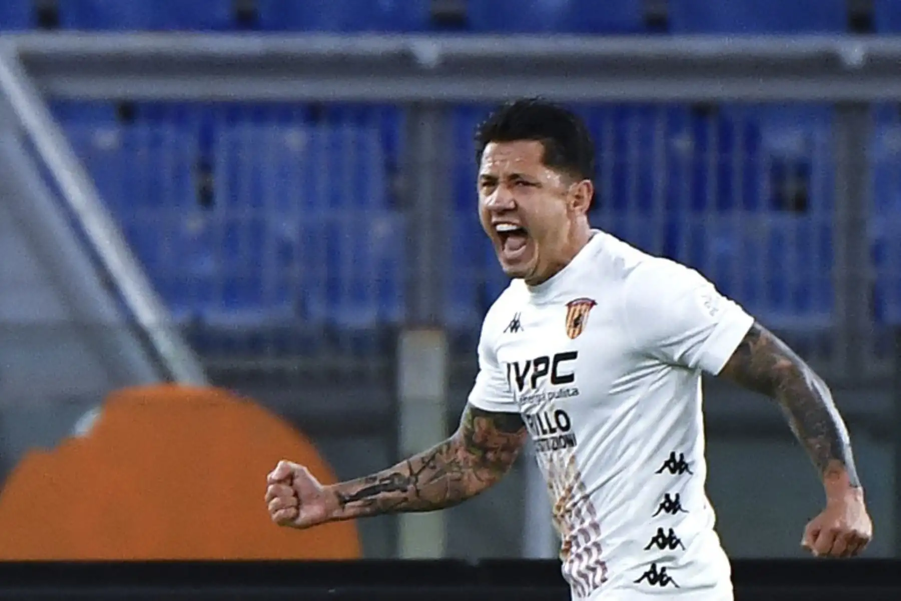 Aún no llegan al Perú los documentos que deberá evaluar el Reniec para otorgarle su DNI al jugador Gianluca Lapadula. Foto: AFP