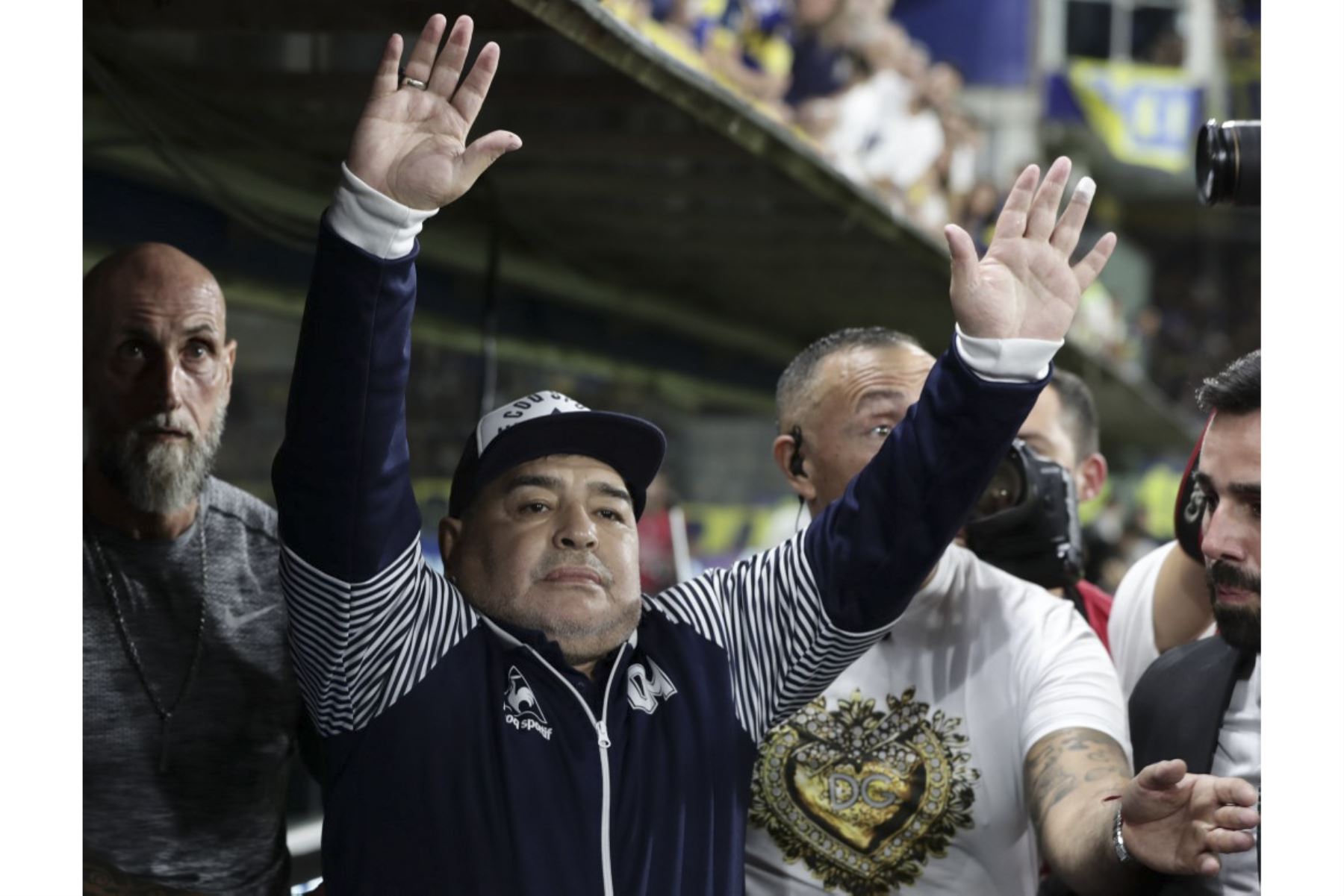 La ex estrella del fútbol argentino Diego Maradona reconoce a los espectadores durante un homenaje antes del inicio del partido de fútbol del Torneo de la Superliga Argentina Primera División 2020 Boca Juniors vs Gimnasia La Plata, en el estadio La Bombonera, en Buenos Aires, el 7 de marzo de 2020. Foto: AFP