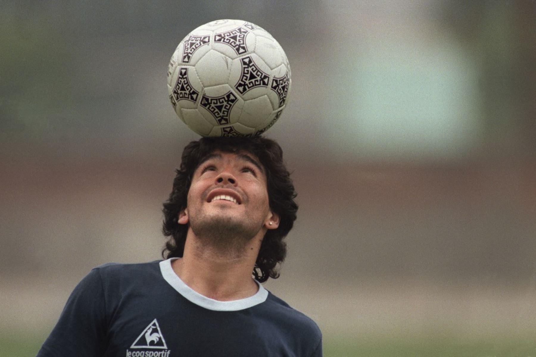 En esta imagen de archivo tomada el 22 de mayo de 1986, la estrella del fútbol argentino Diego Maradona, con un pendiente de diamantes, balancea una pelota de fútbol en su cabeza mientras camina fuera del campo de práctica después de la sesión de práctica de la selección nacional en la Ciudad de México. Foto: AFP