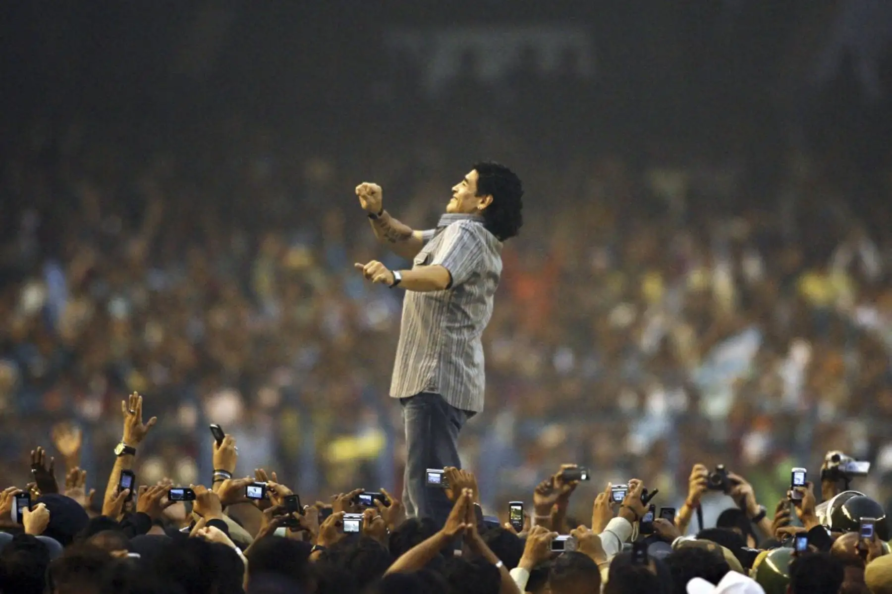 En esta imagen de archivo tomada el 6 de diciembre de 2008, el entrenador de la selección argentina y ex estrella del fútbol, Diego Armando Maradona, hace gestos mientras asiste a un programa de felicitaciones en el estadio de Salt Lake en Calcuta, India. La leyenda del fútbol argentino Diego Maradona cumple 60 años este 30 de octubre de 2020. Foto: AFP