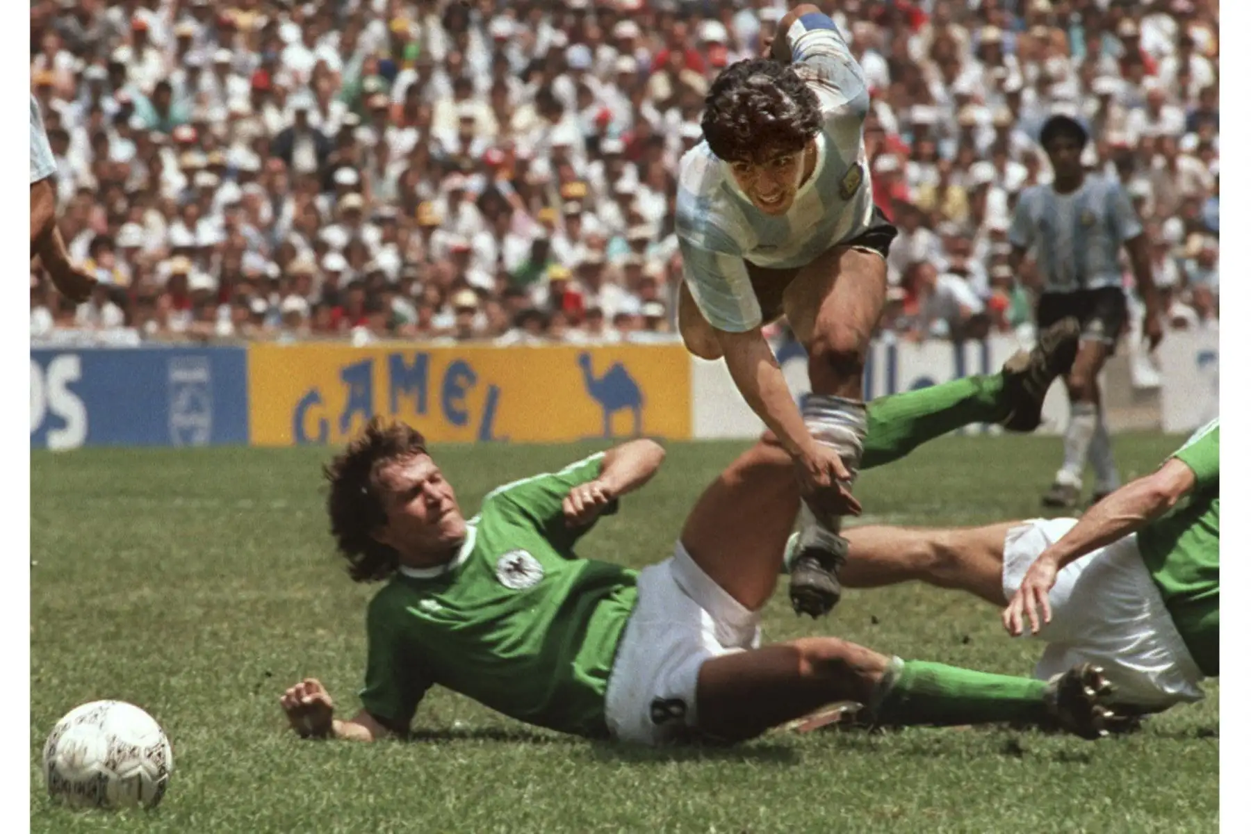 El capitán del equipo estrella de fútbol de Argentina, Diego Maradona, evade una entrada de Lothar Matthaus de Alemania Occidental durante la final de la Copa Mundial de Fútbol, ganada por la selección de Argentina después de una victoria por 3-2 sobre Alemania Occidental, el 29 de junio de 1986 en el estadio Azteca de la Ciudad de México. Foto: AFP