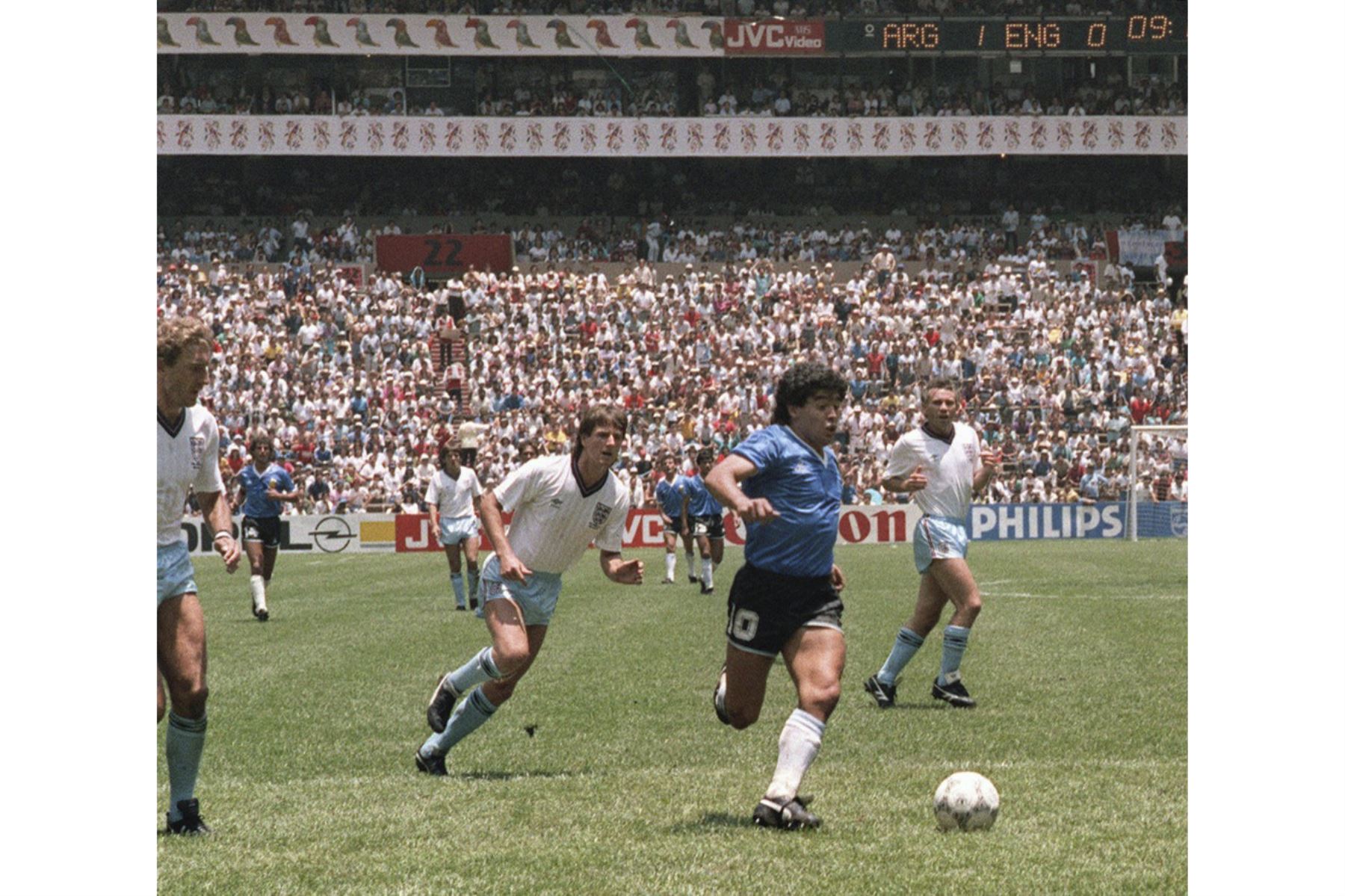 El delantero argentino Diego Armando Maradona pasa por delante de los defensores ingleses Terry Butcher (I) y Terry Fenwick (2 I) en su camino a marcar su segundo gol durante el partido de cuartos de final de la Copa del Mundo entre Argentina e Inglaterra el 22 de junio de 1986 en la Ciudad de México. Foto: AFP