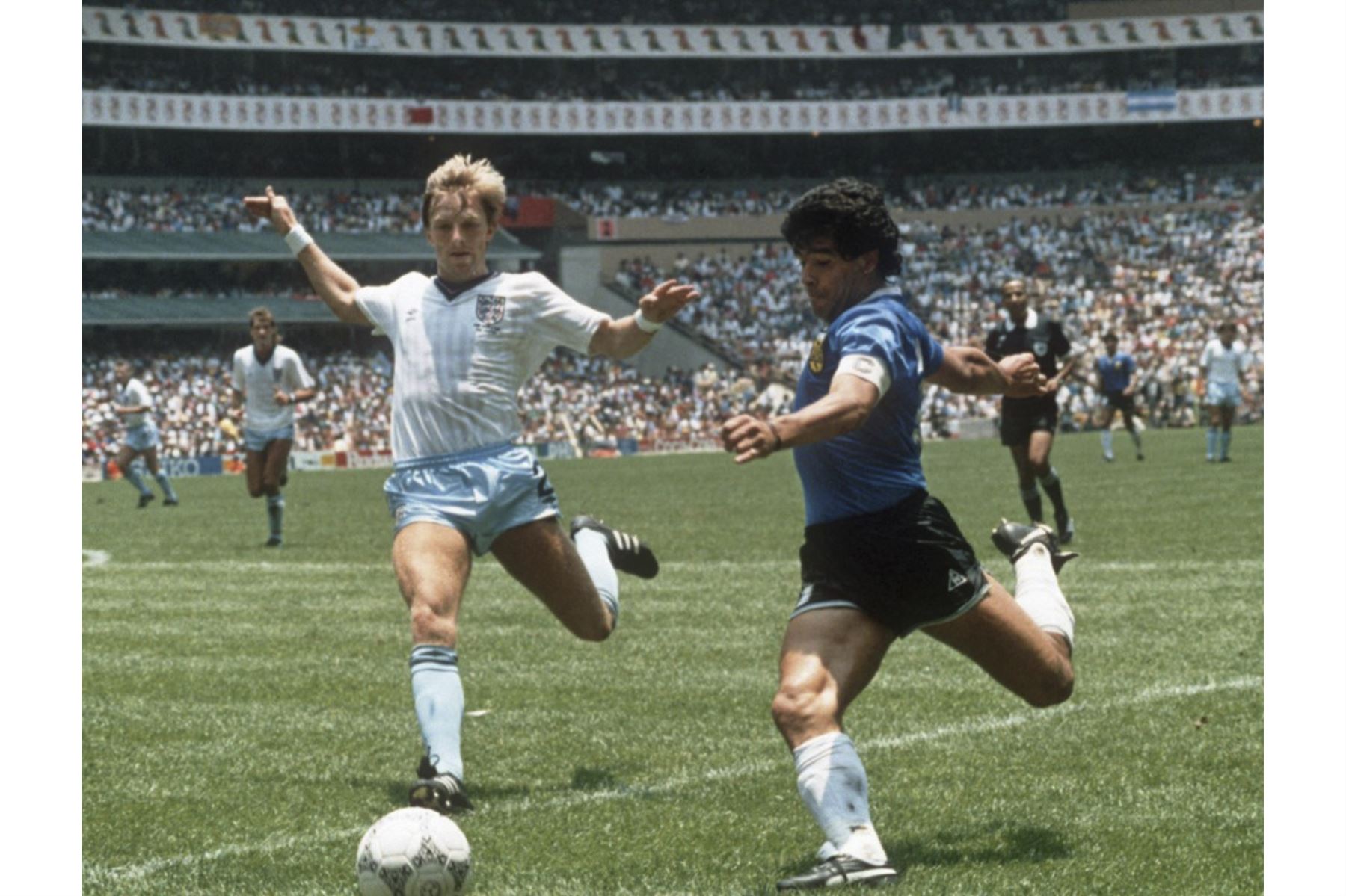 El delantero argentino Diego Maradona, se prepara para cruzar el balón bajo la presión del defensor inglés Gary Stevens durante el partido de cuartos de final de la Copa del Mundo entre Argentina e Inglaterra el 22 de junio de 1986 en la Ciudad de México. Foto: AFP