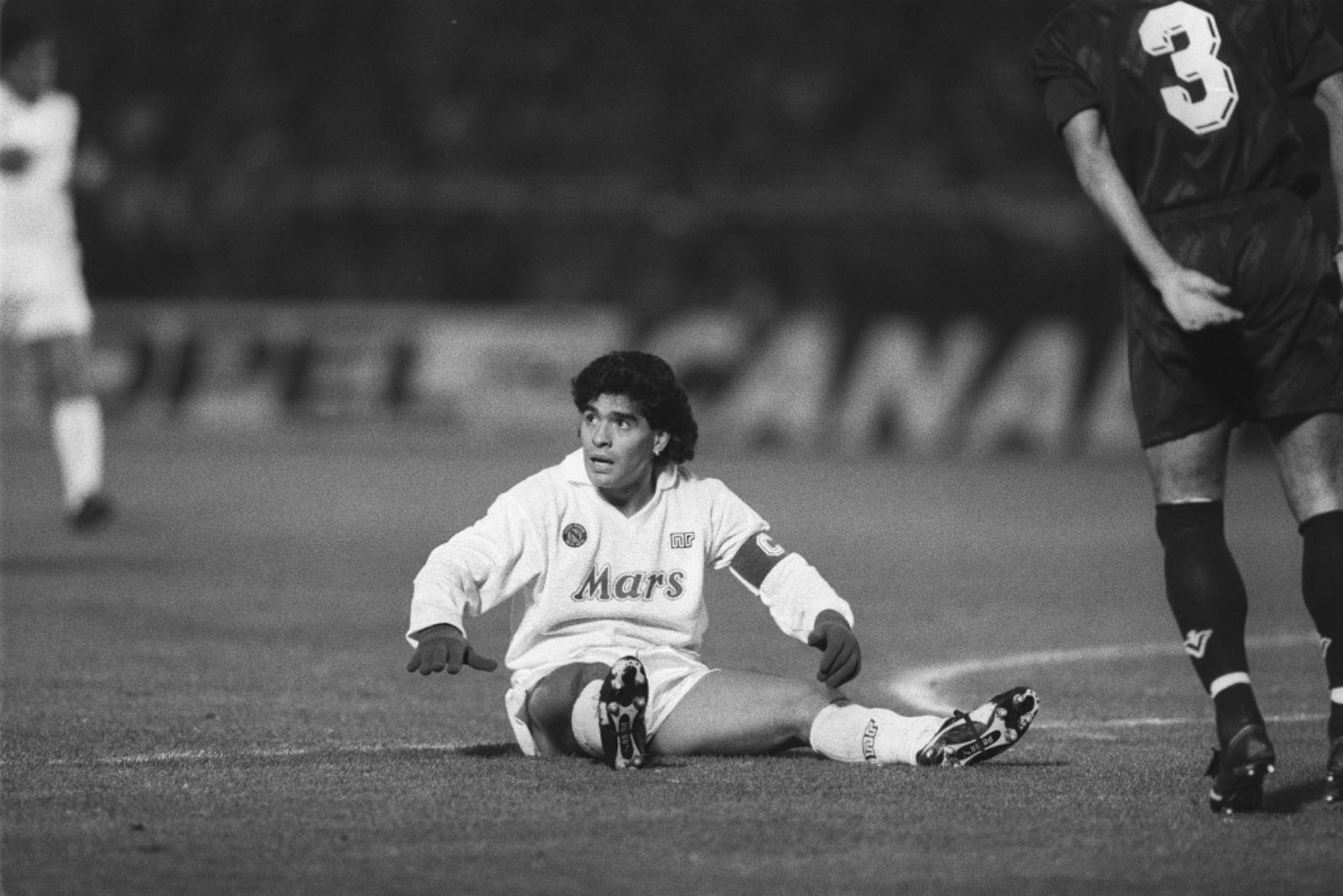 El jugador estrella argentino del Napoli, Diego Maradona, se recupera tras una caída el 23 de noviembre de 1988 durante el partido de la octava final de la Copa de la UEFA contra el Burdeos. Foto: AFP