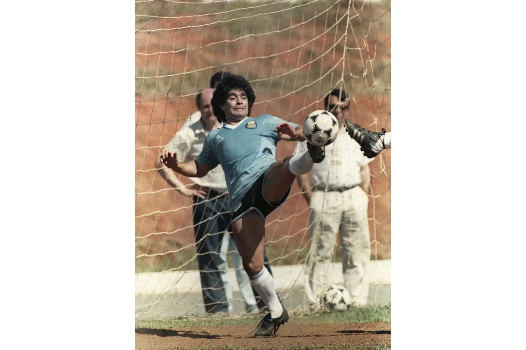 La leyenda del fútbol argentino y capitán del Mundial de 1986 Diego Maradona entrena el 1 de julio de 1989 en Goiania, capital del estado brasileño de Goiás, a 200 kilómetros de Brasilia, durante el torneo de la Copa América. Foto: AFP