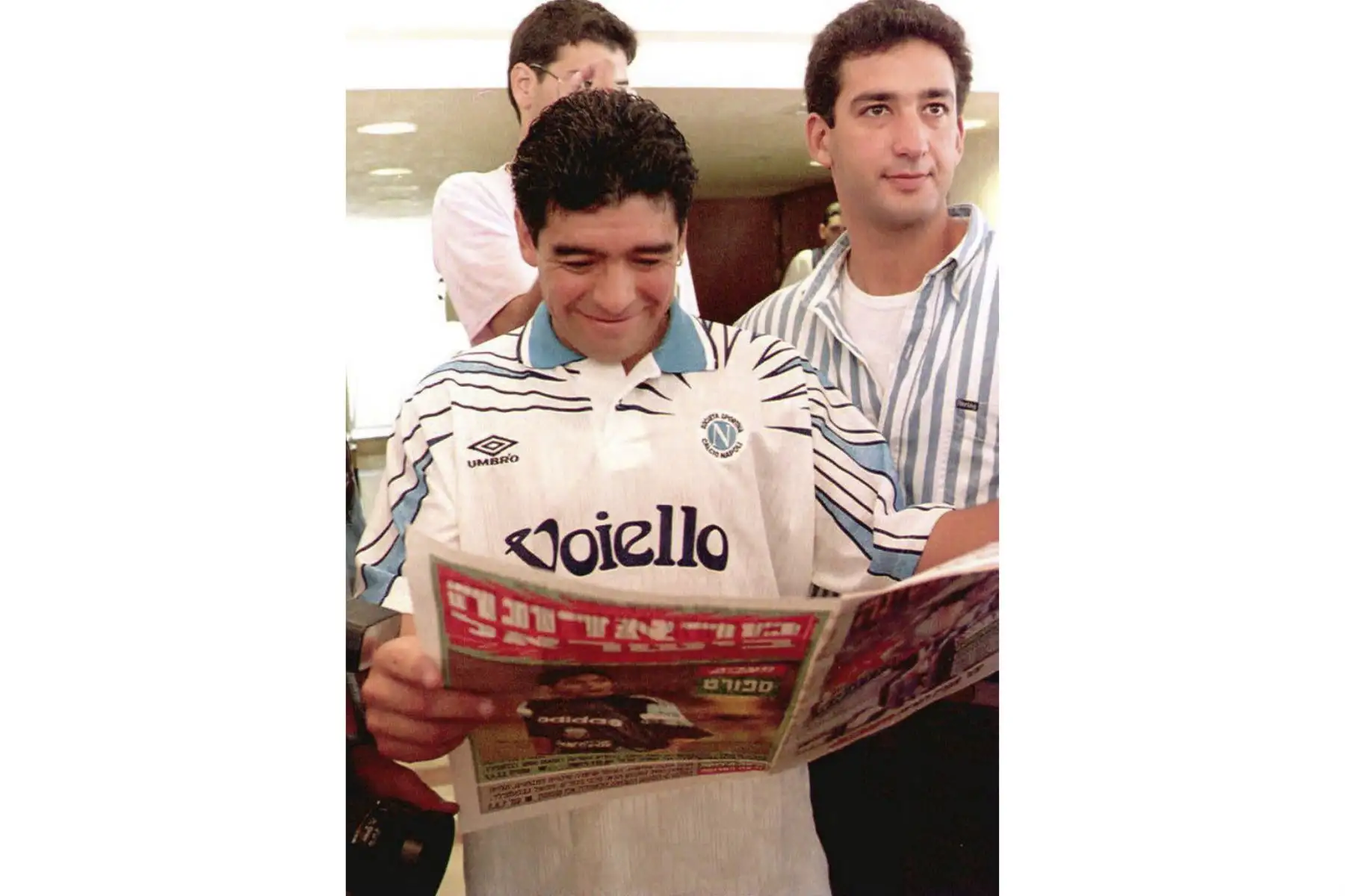 La estrella del fútbol argentino Diego Maradona, con una camiseta del Napoli, lee las páginas deportivas de un periódico israelí que relatan la llegada de la selección argentina de fútbol a Tel Aviv el 29 de mayo. Está previsto que Argentina juegue contra Israel el 31 de mayo de 1995 como preparación para la Copa del Mundo de junio en Estados Unidos. Foto: AFP