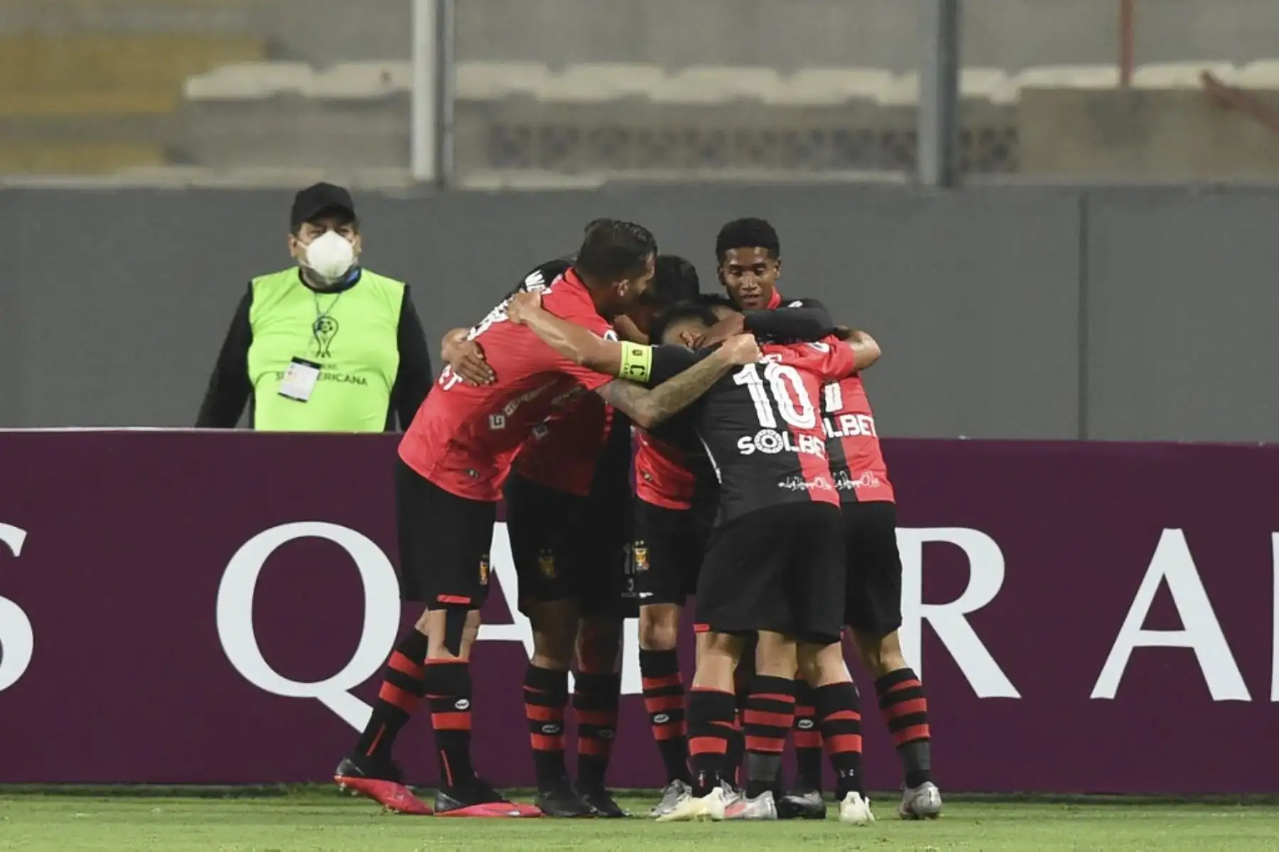 El jugador peruano de Melgar, Argentina Emanuel Amoroso  celebra con sus compañeros de equipo después de anotar contra el brasileño Bahía durante su partido de fútbol de segunda ronda de la Copa Sudamericana, a puerta cerrada en el Estadio Nacional de Lim.Foto: AFP