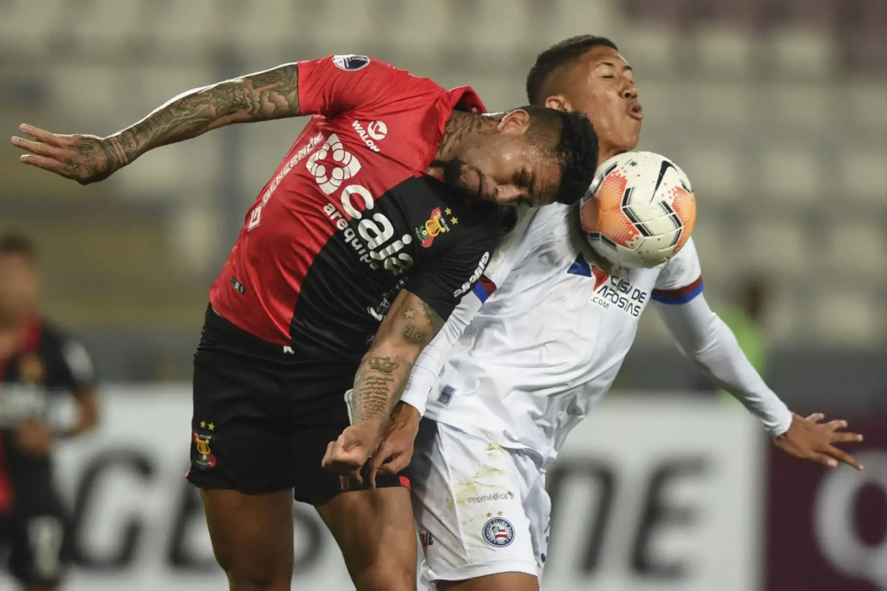 El jugador peruano Melgar Paolo Fuentes y  el brasileño Saldanha compiten por el balón durante su partido de fútbol de segunda ronda de la Copa Sudamericana.Foto:AFP