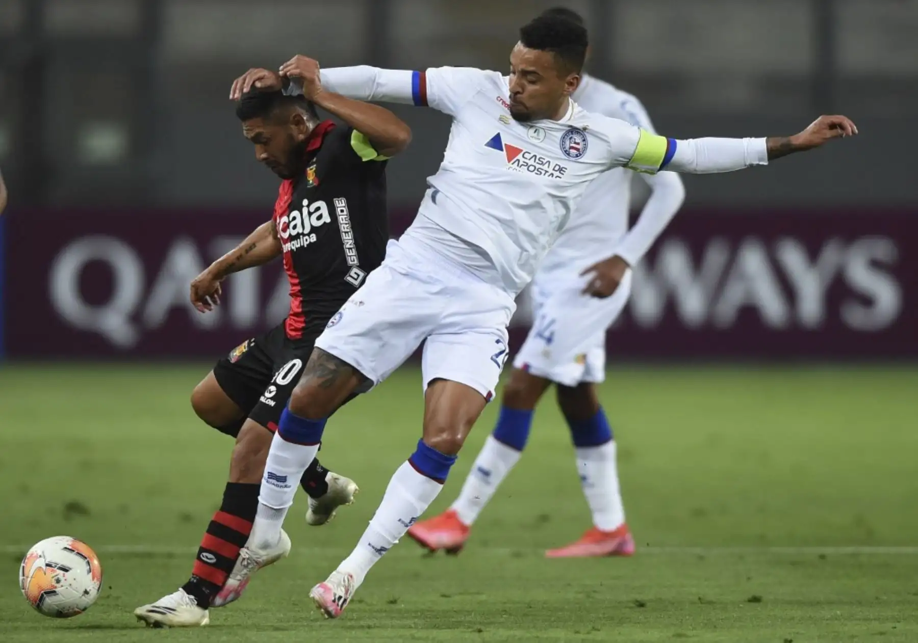 El jugador de Melgar de Perú, Joel Sánchez, y el jugador de Bahía de Brasil, Gregore, compiten por el balón durante su partido de fútbol de segunda ronda de la Copa Sudamericana.Foto:AFP